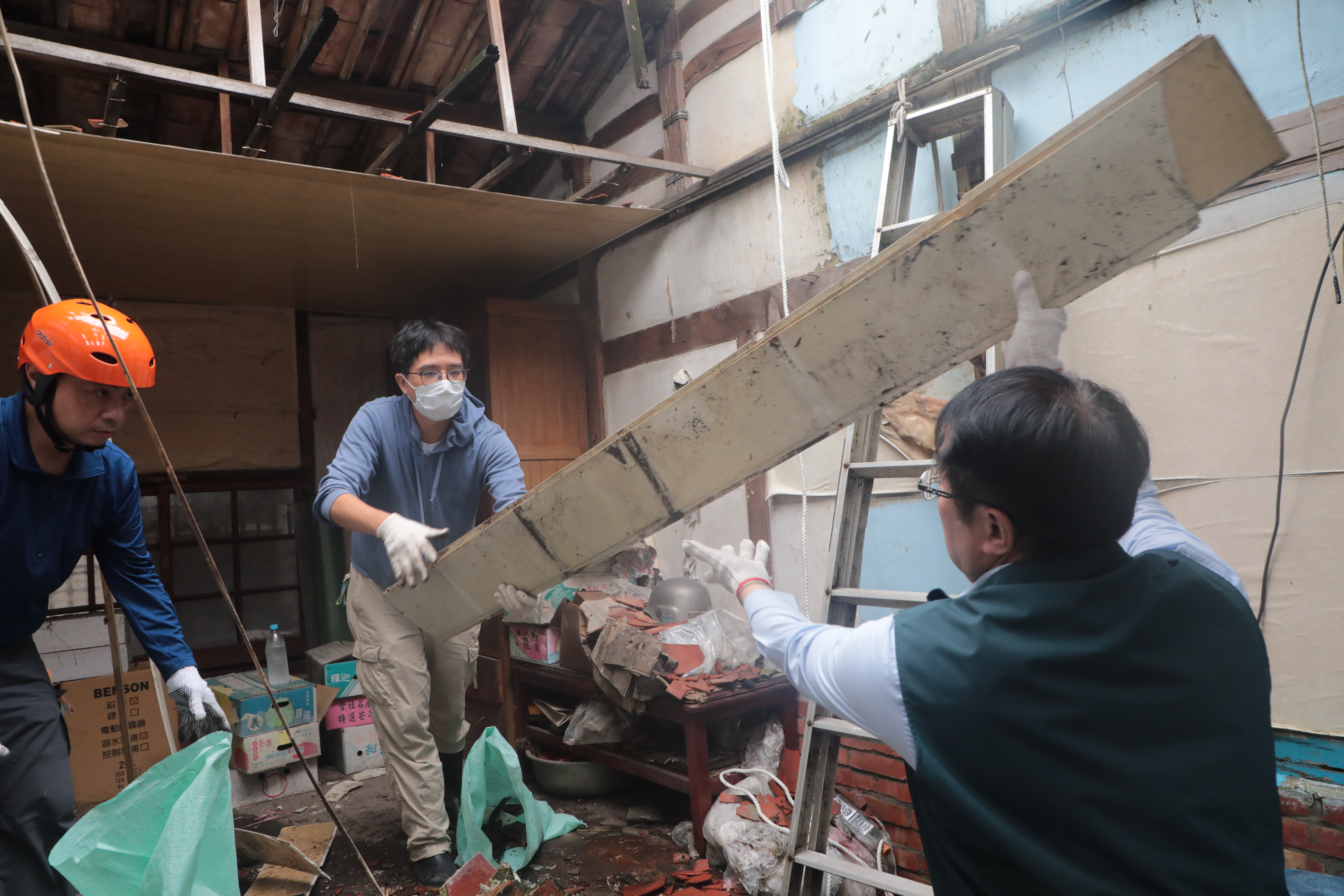  黃偉哲訪視後壁區挽袖協助復原家園 感謝志工齊心協助家園重建