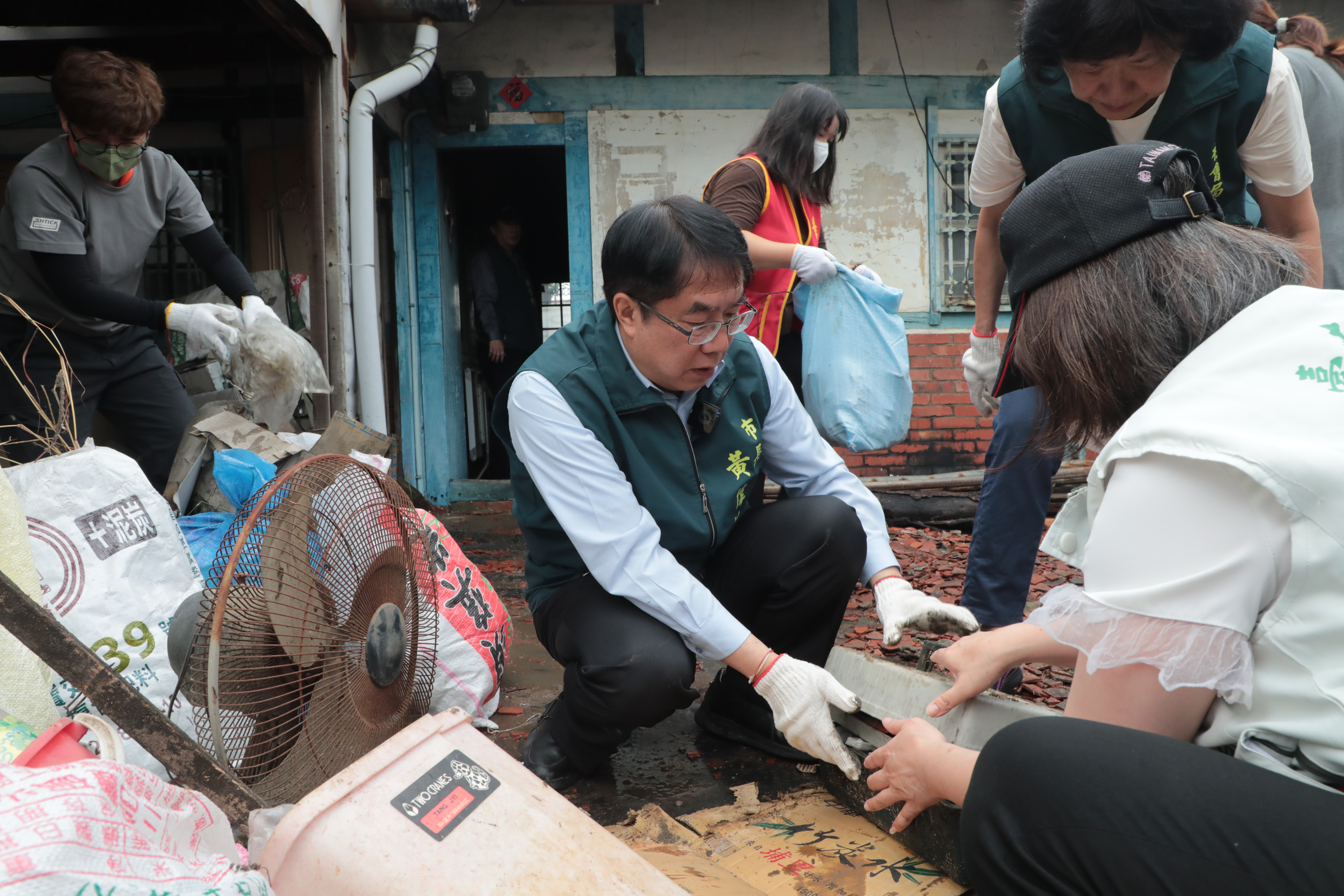  黃偉哲訪視後壁區挽袖協助復原家園 感謝志工齊心協助家園重建