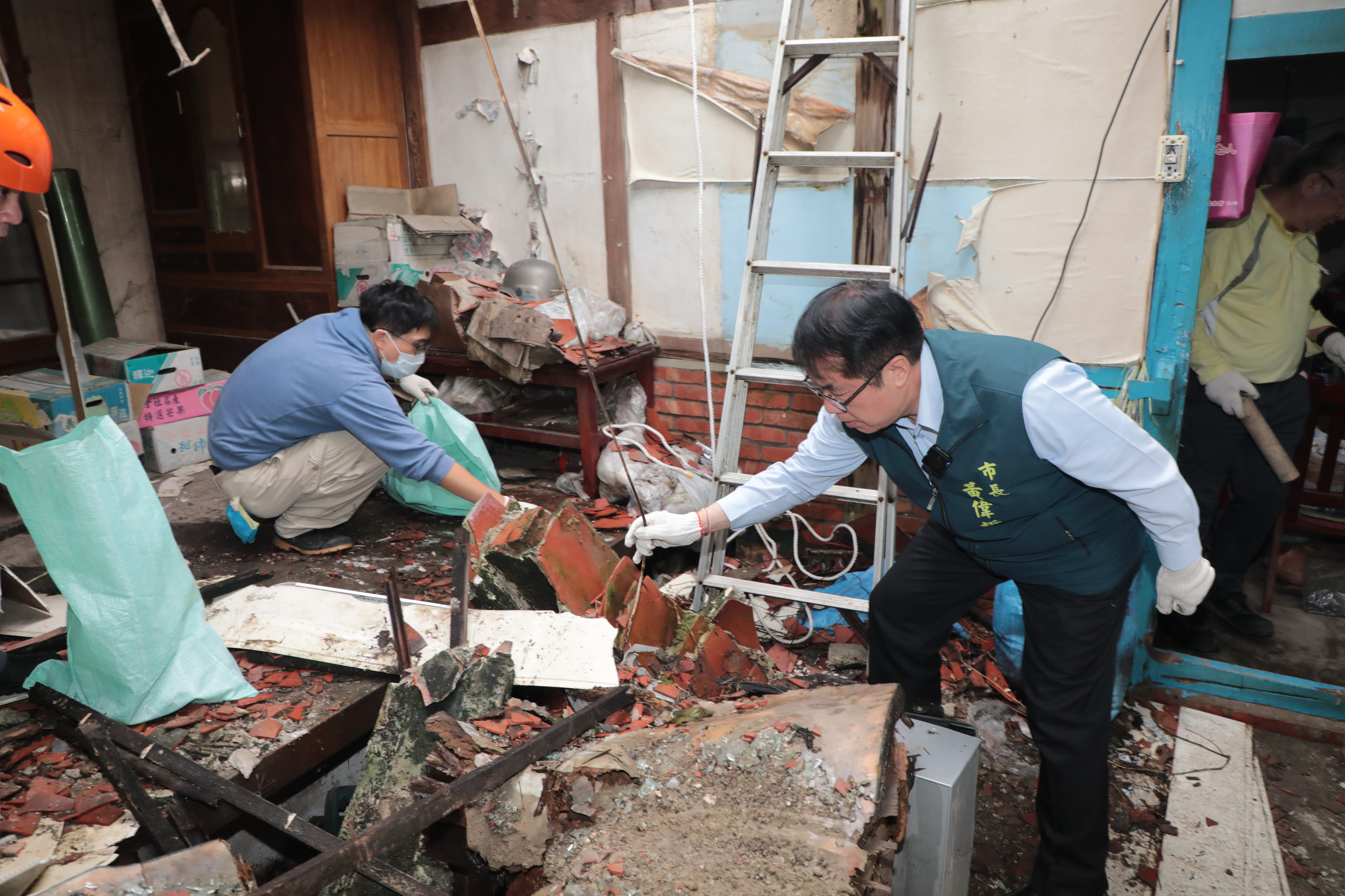  黃偉哲訪視後壁區挽袖協助復原家園 感謝志工齊心協助家園重建