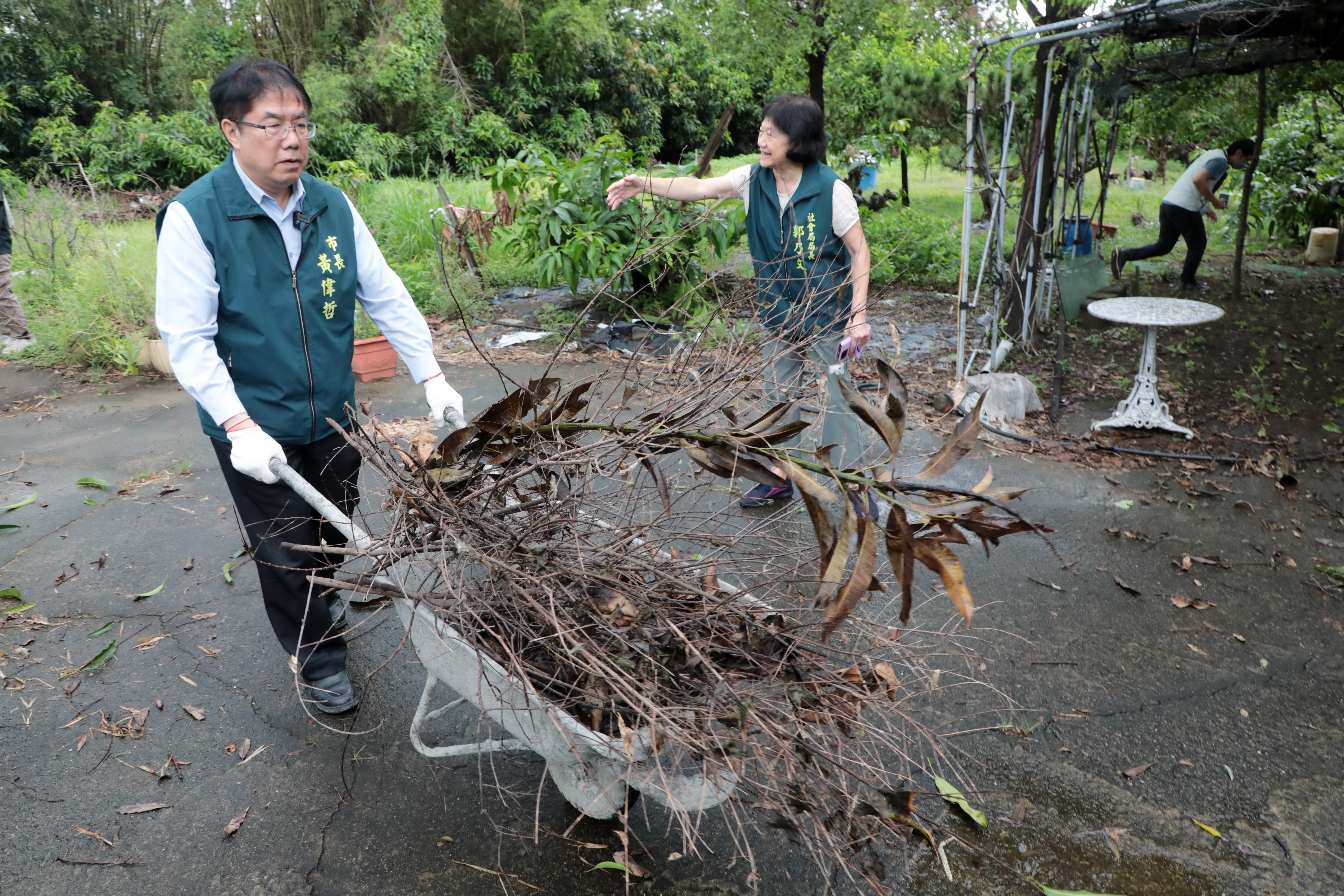 「風雨後最美的風景」 黃偉哲感謝各地志工助災民整理家園