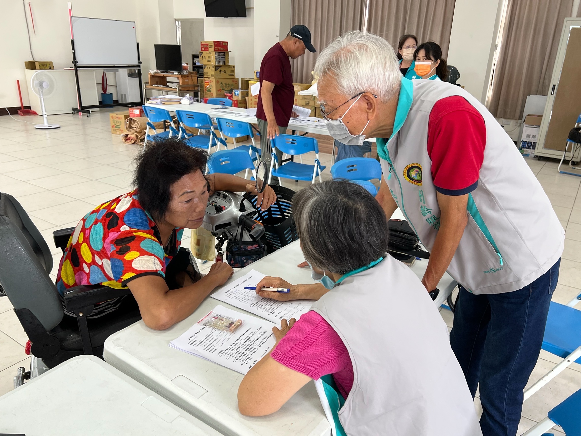 志工深入災區　溫暖陪伴長者申請災損補助　黃偉哲市長感謝「有你們真好」