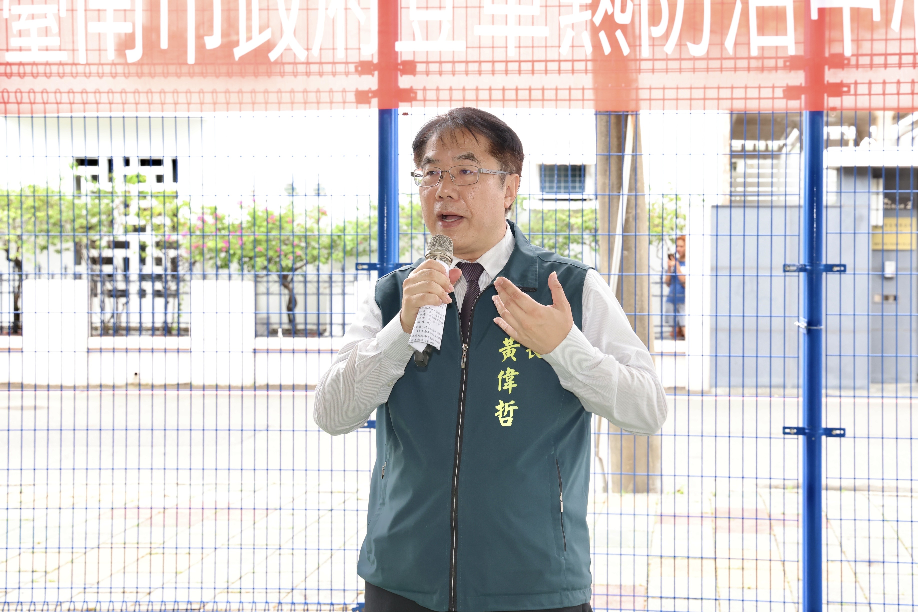 風災後為登革熱高風險期  黃偉哲呼籲落實防疫，目標0本土案例