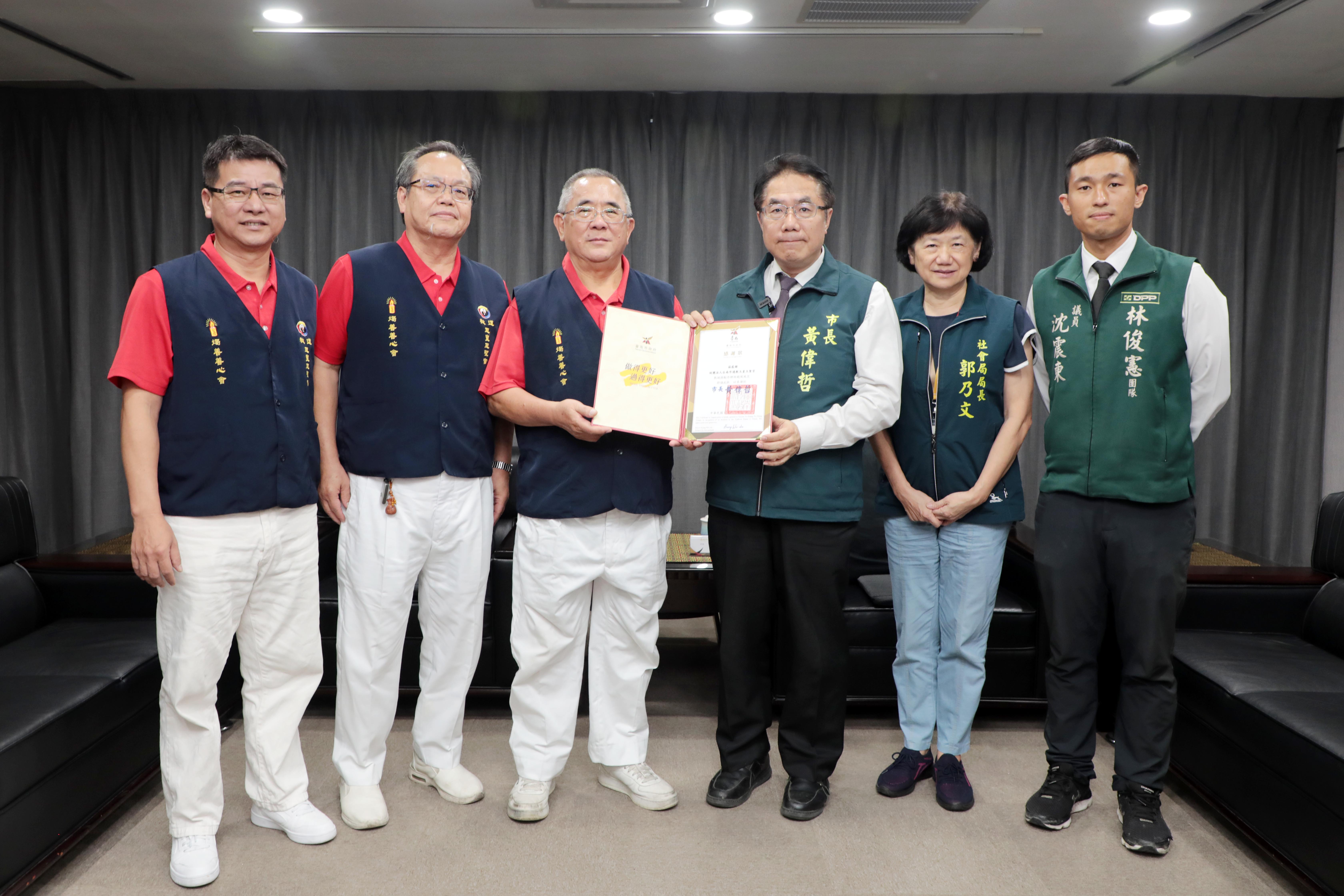黃偉哲感謝燭善善心會捐百萬善款助台南災後重建
