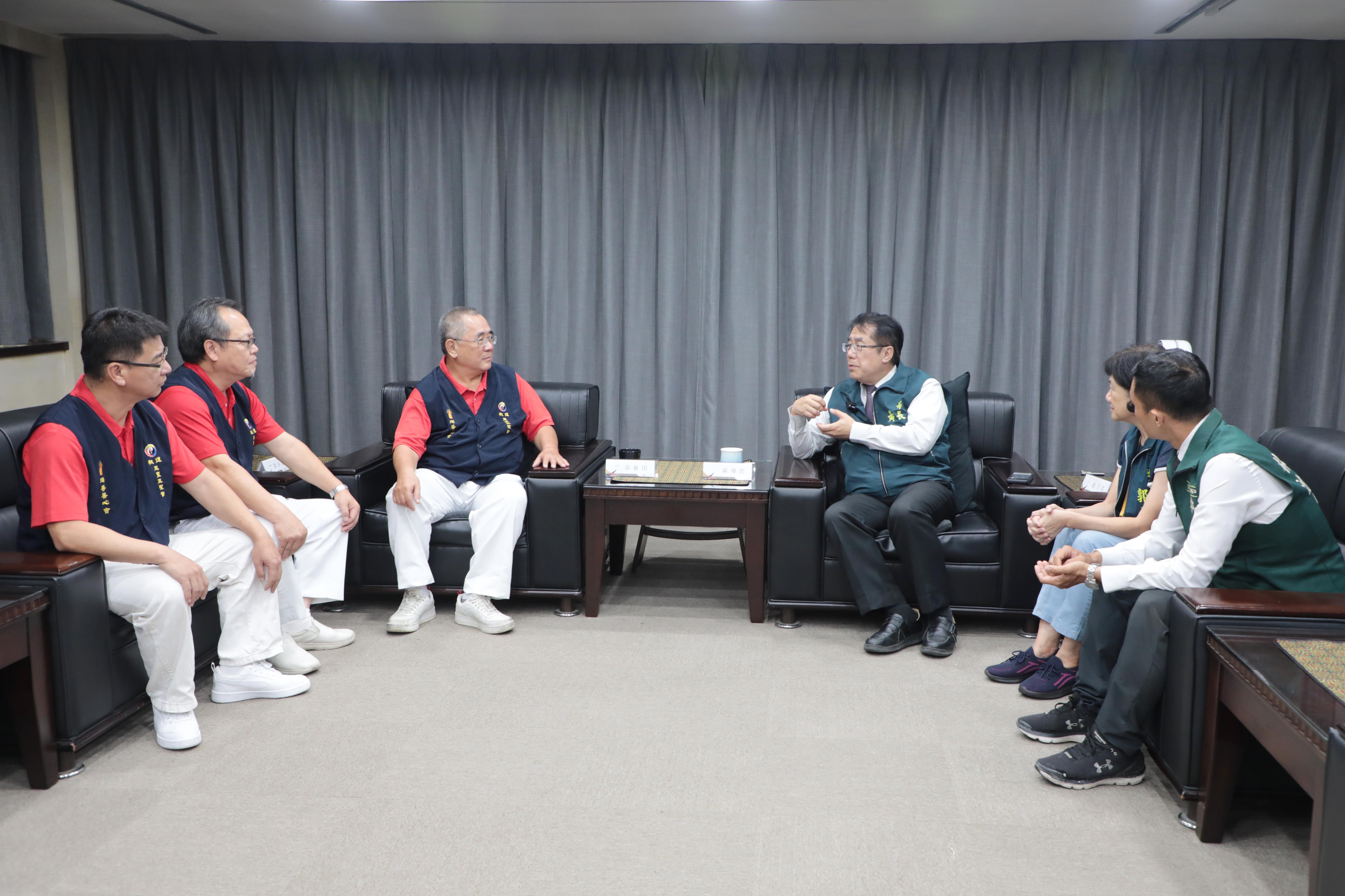 黃偉哲感謝燭善善心會捐百萬善款助台南災後重建