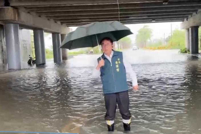 0728豪雨造成後壁積淹水 黃偉哲第一時間趕赴現場關心居民安置情形_4