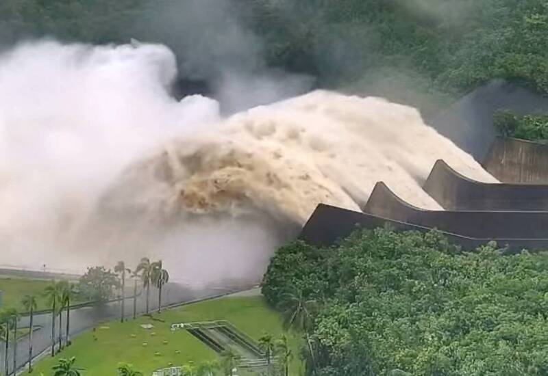 曾文水庫集水區日降雨破400毫米 水庫啓動洩洪造成河床高灘地農損 市府將協助災損救助通報