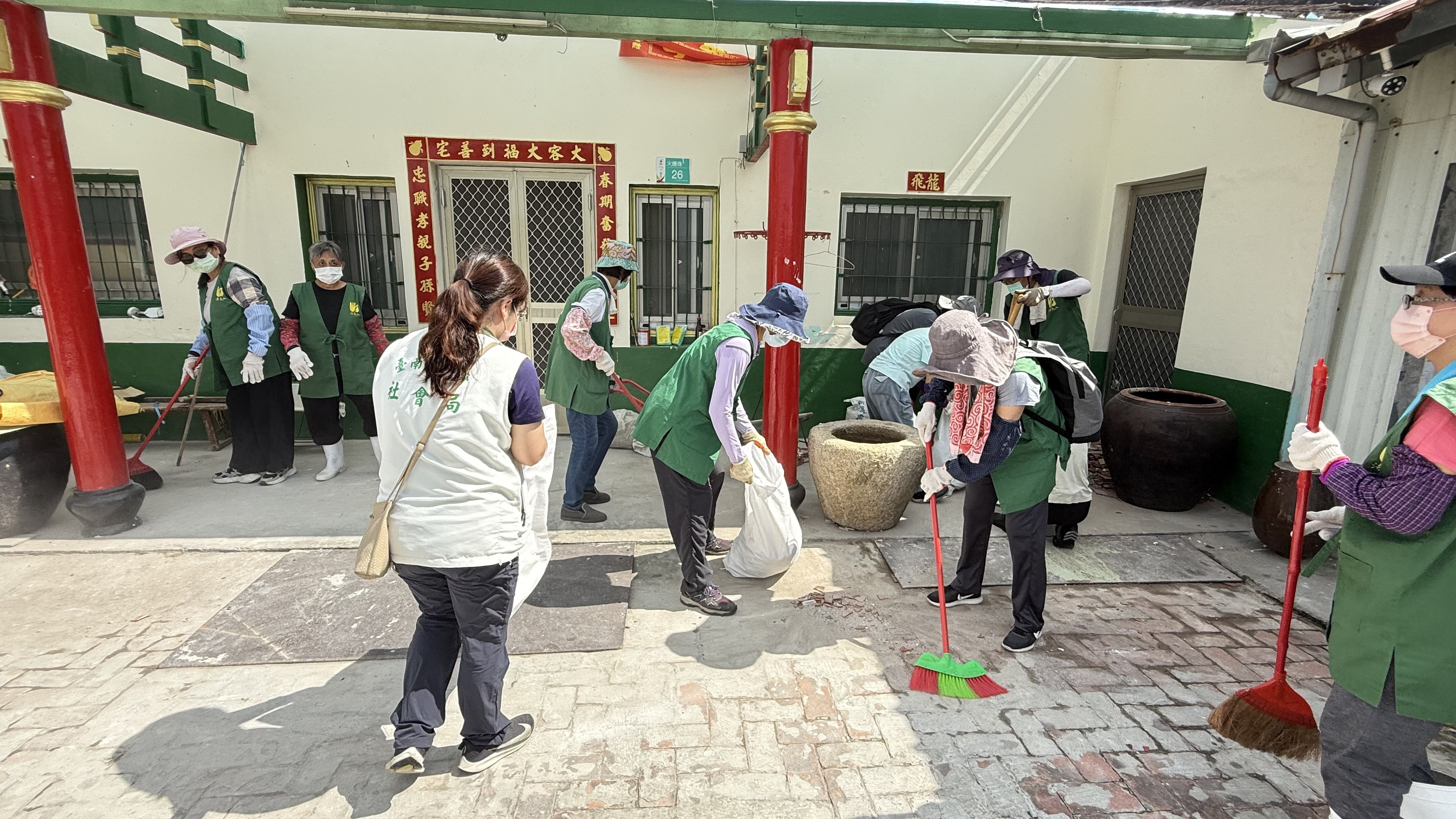 黃偉哲感謝法鼓山志工協助獨居老人家園重建