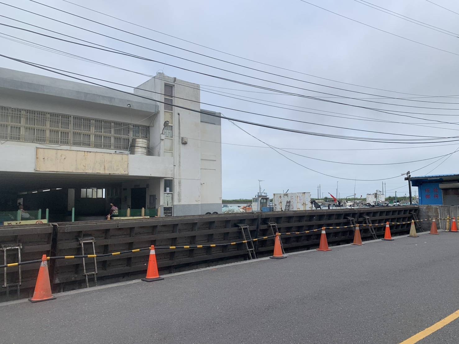 七股區鹽埕里市道176線未積水 水利局第二道防線有效抵禦天文大潮與海嘯威脅