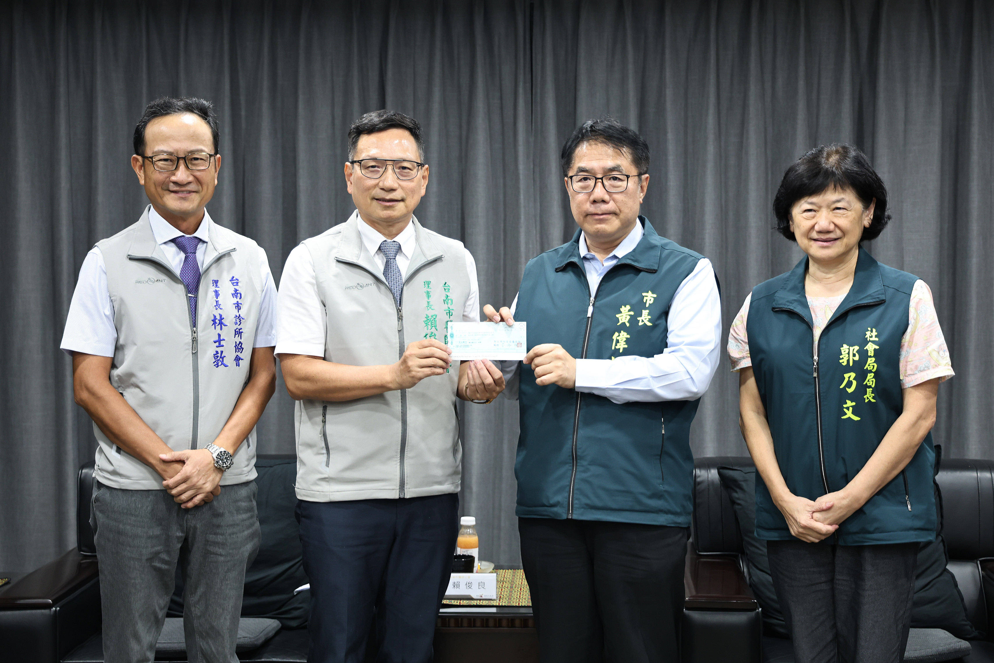 守護健康也守護家園 黃偉哲感謝台南市醫師公會捐230萬助災後重建
