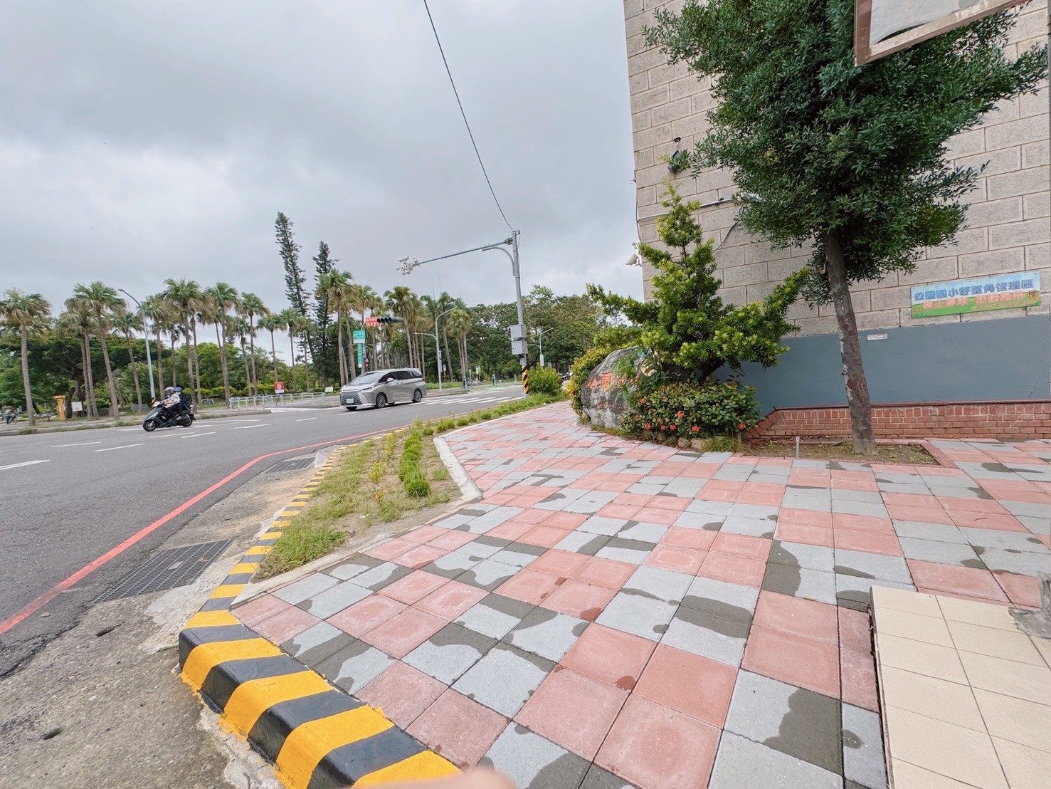 公園國小周邊步道全面換新再升級 提供師生及社區民眾寬敞漫步空間