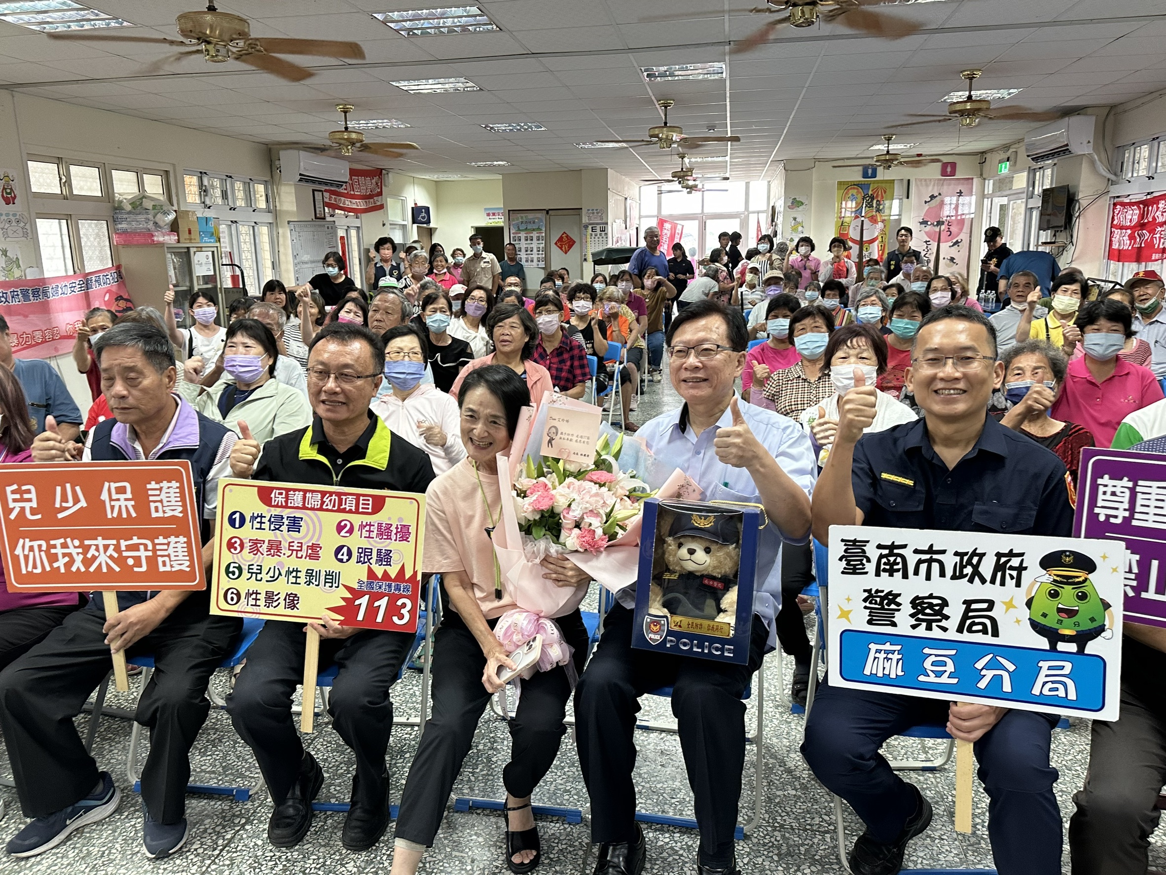南市警局辦理「譚艾珍女士防詐宣導巡迴列車活動」圓滿落幕 譚艾珍踏足南市37行政區反詐宣導 「防詐大使」實至名歸