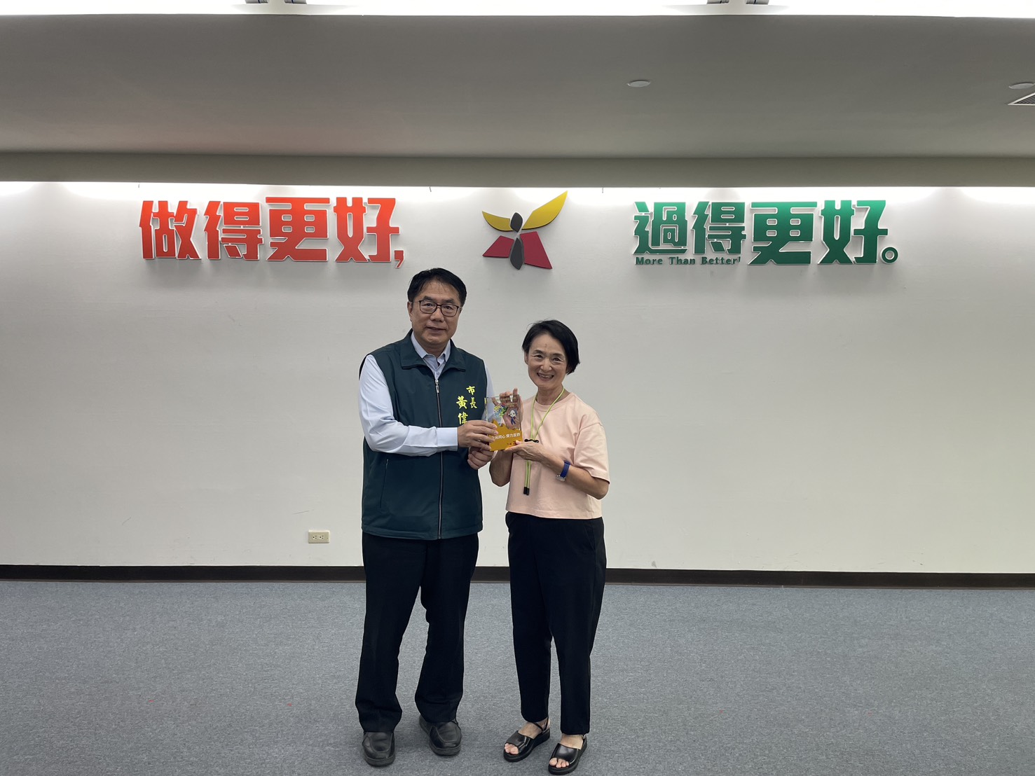 南市警局辦理「譚艾珍女士防詐宣導巡迴列車活動」圓滿落幕 譚艾珍踏足南市37行政區反詐宣導 「防詐大使」實至名歸