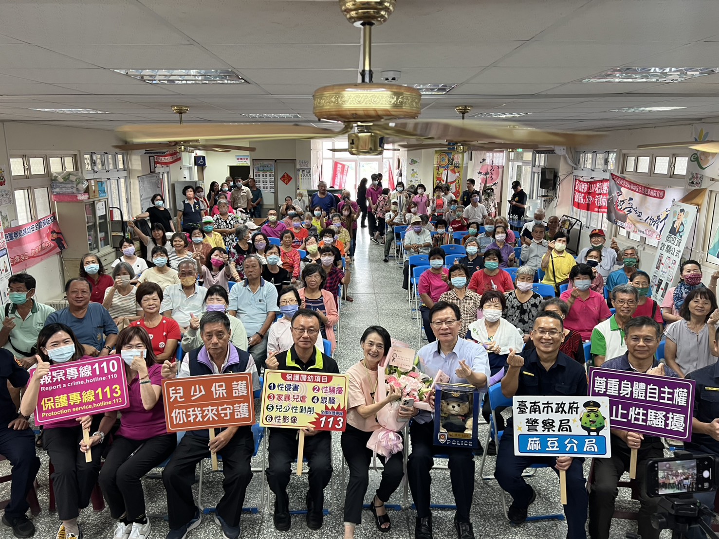 南市警局辦理「譚艾珍女士防詐宣導巡迴列車活動」圓滿落幕 譚艾珍踏足南市37行政區反詐宣導 「防詐大使」實至名歸