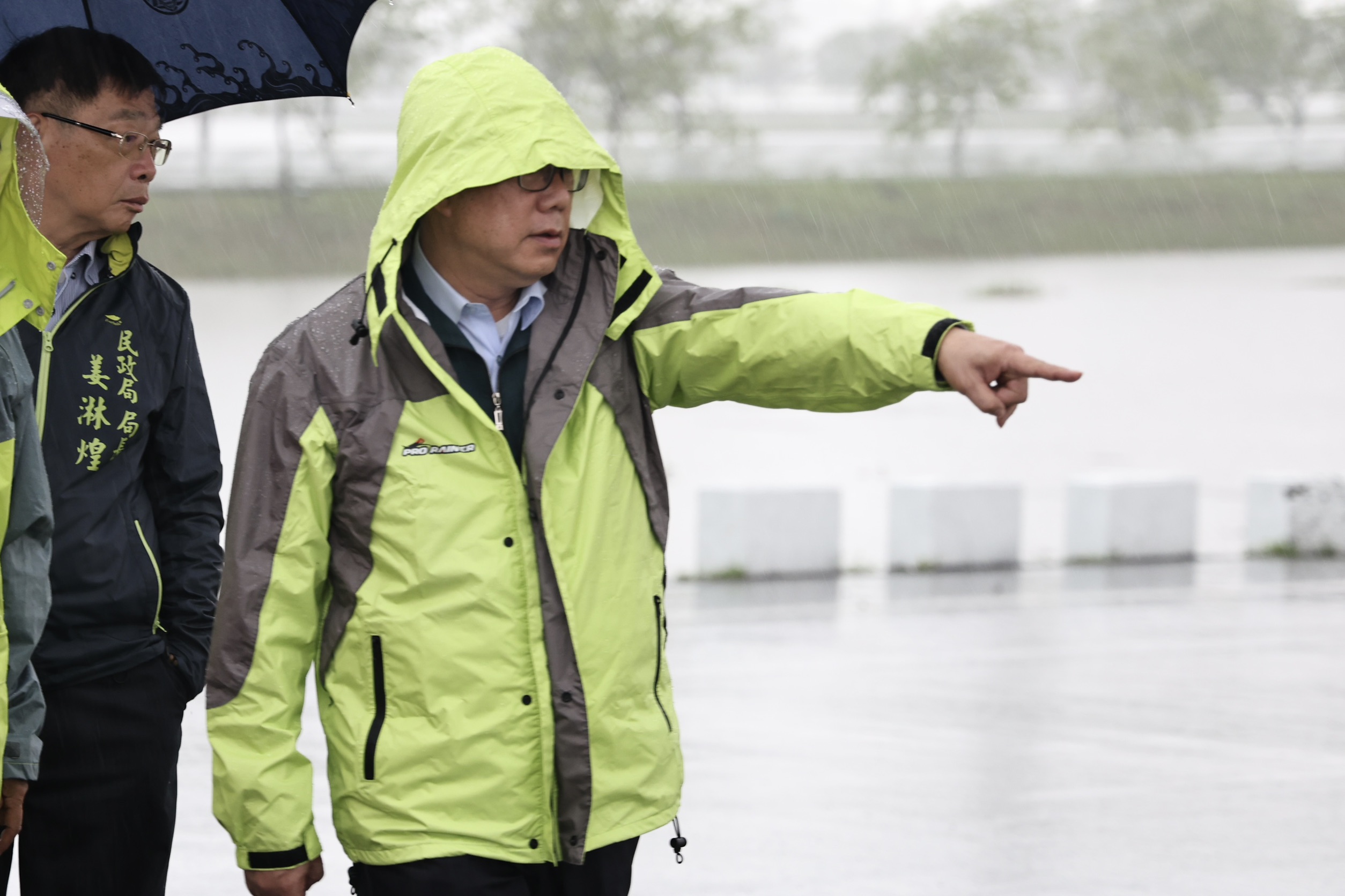 台南清晨強降雨多處積淹水 黃偉哲視察永康仁德並提醒市民提高警覺