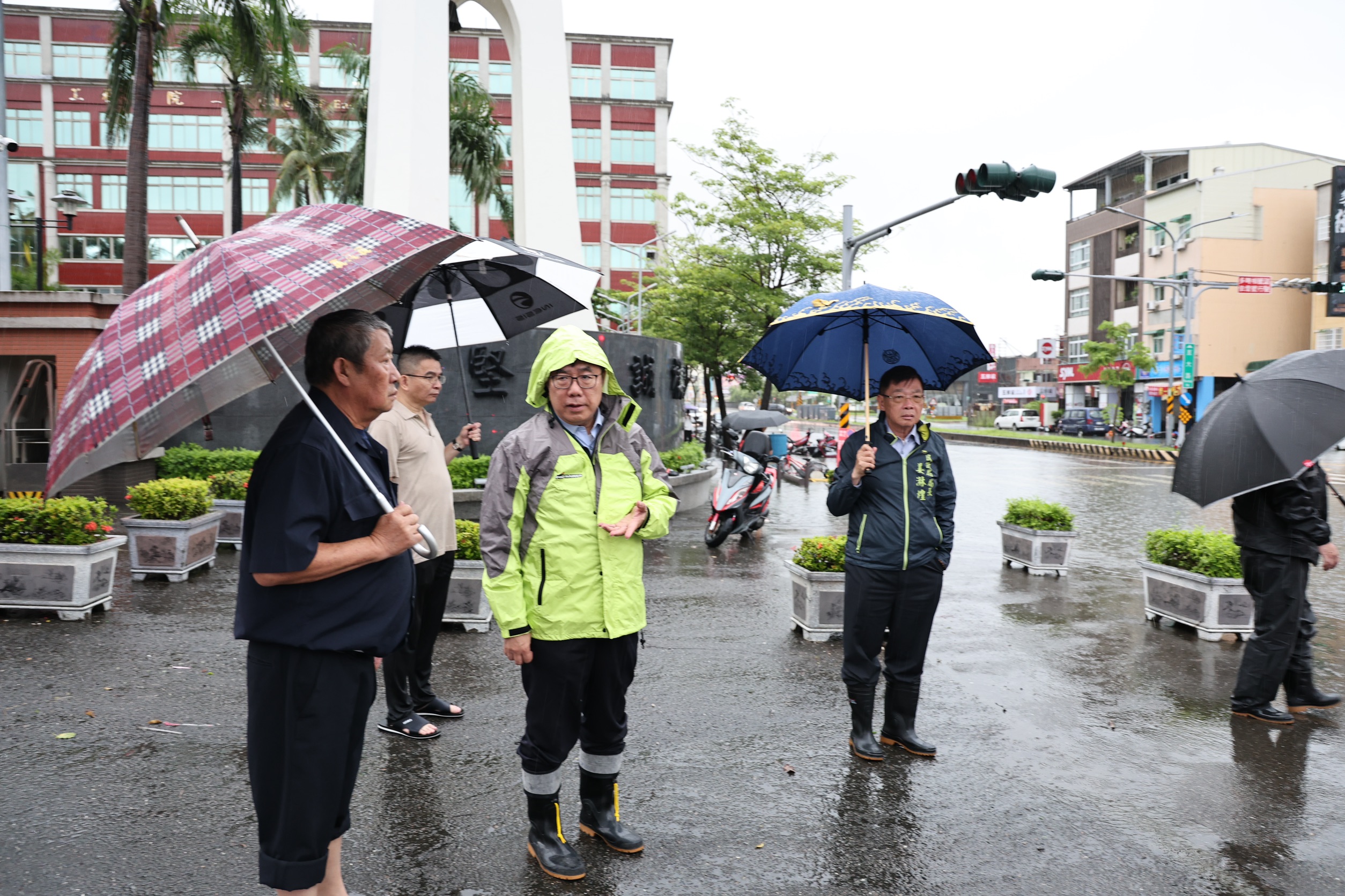 台南清晨強降雨多處積淹水 黃偉哲視察永康仁德並提醒市民提高警覺