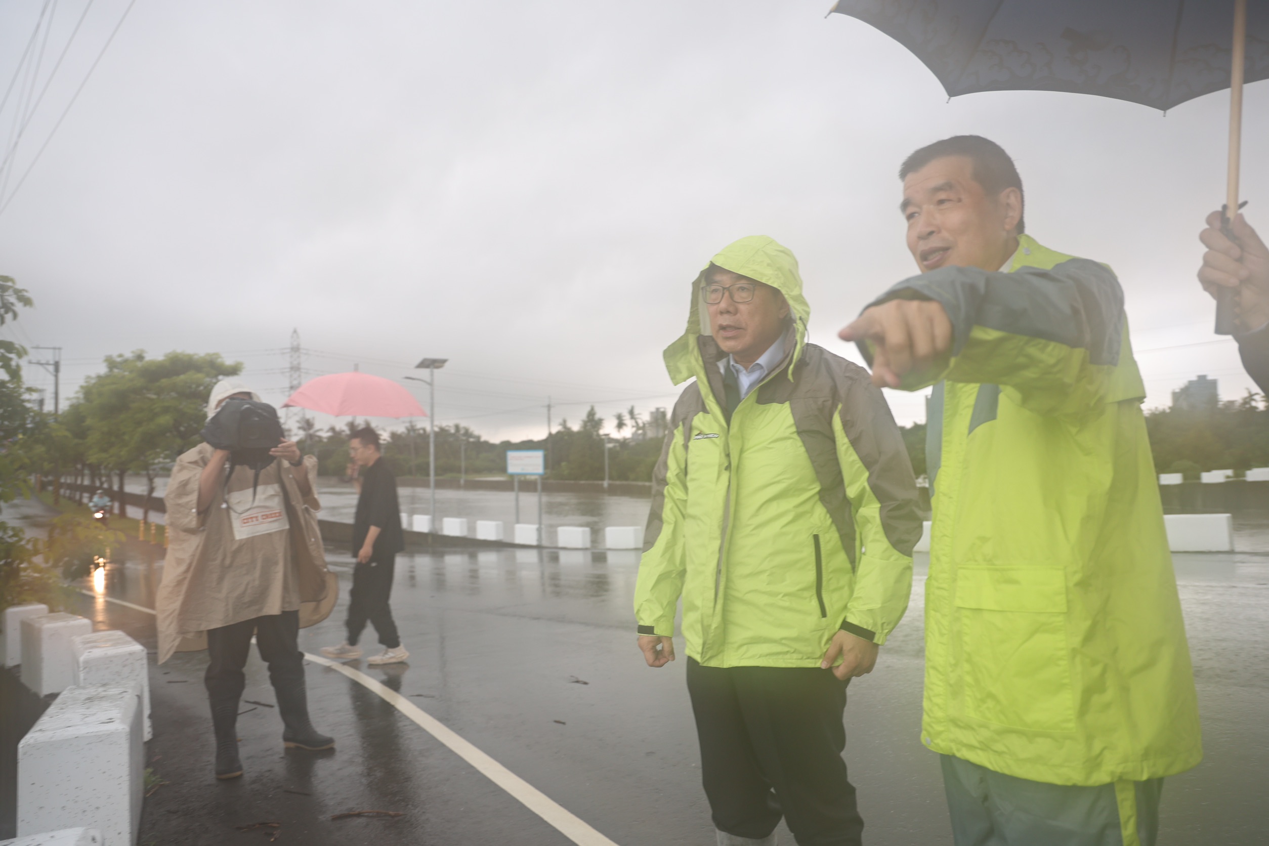 台南清晨強降雨多處積淹水　黃偉哲視察永康仁德並提醒市民提高警覺