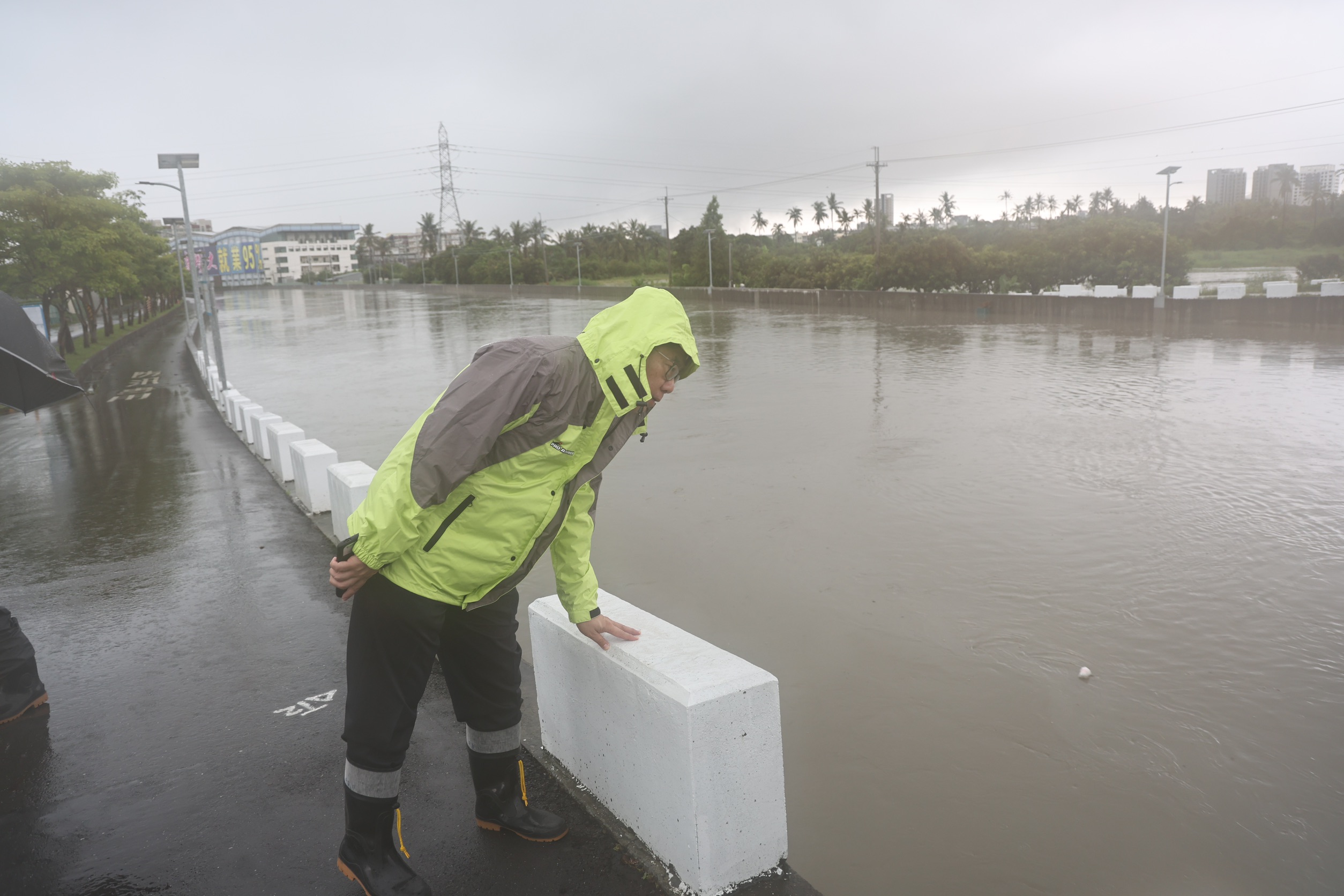 台南清晨強降雨多處積淹水　黃偉哲視察永康仁德並提醒市民提高警覺