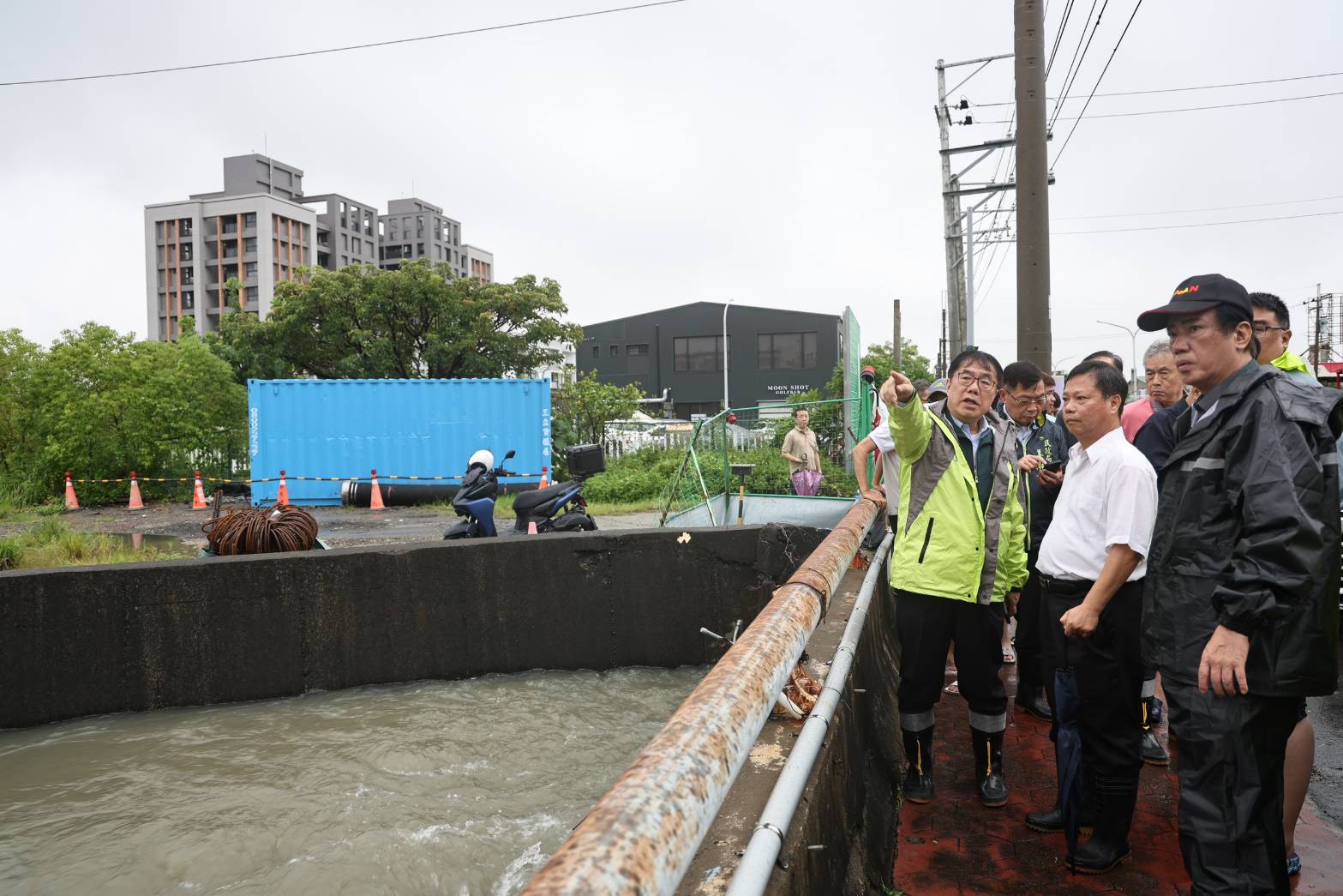 安南區北安路與培安路口周邊積水封閉    黃偉哲涉水視察