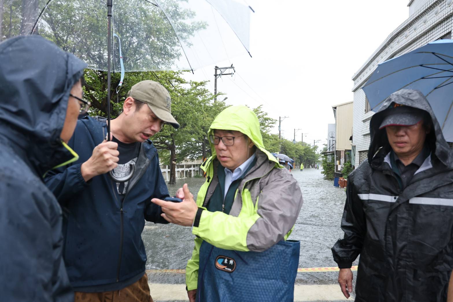 安南區北安路與培安路口周邊積水封閉    黃偉哲涉水視察