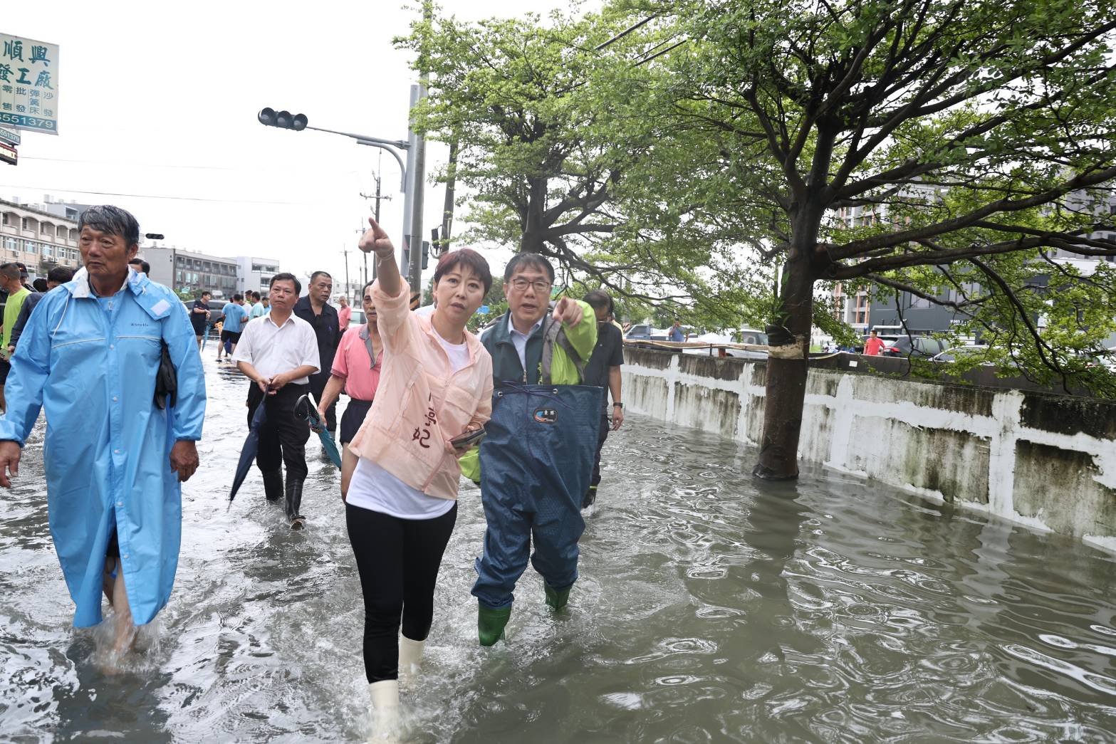 安南區北安路與培安路口周邊積水封閉    黃偉哲涉水視察