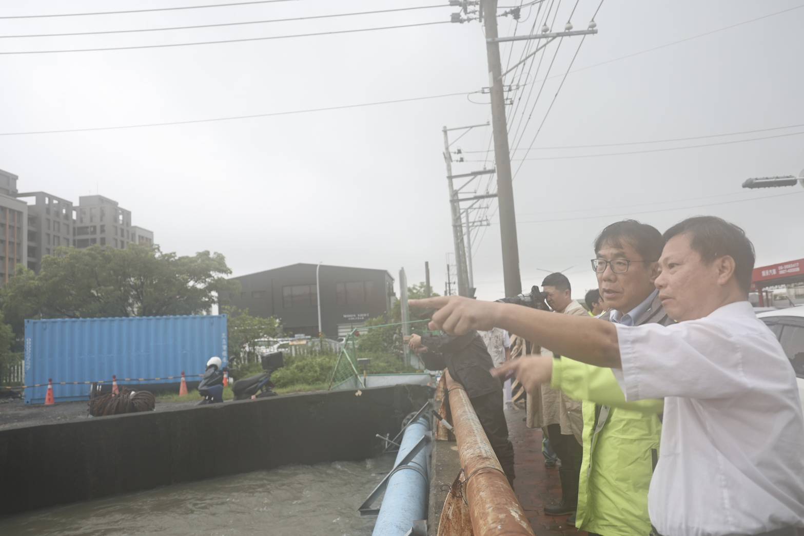 安南區北安路與培安路口周邊積水封閉    黃偉哲涉水視察
