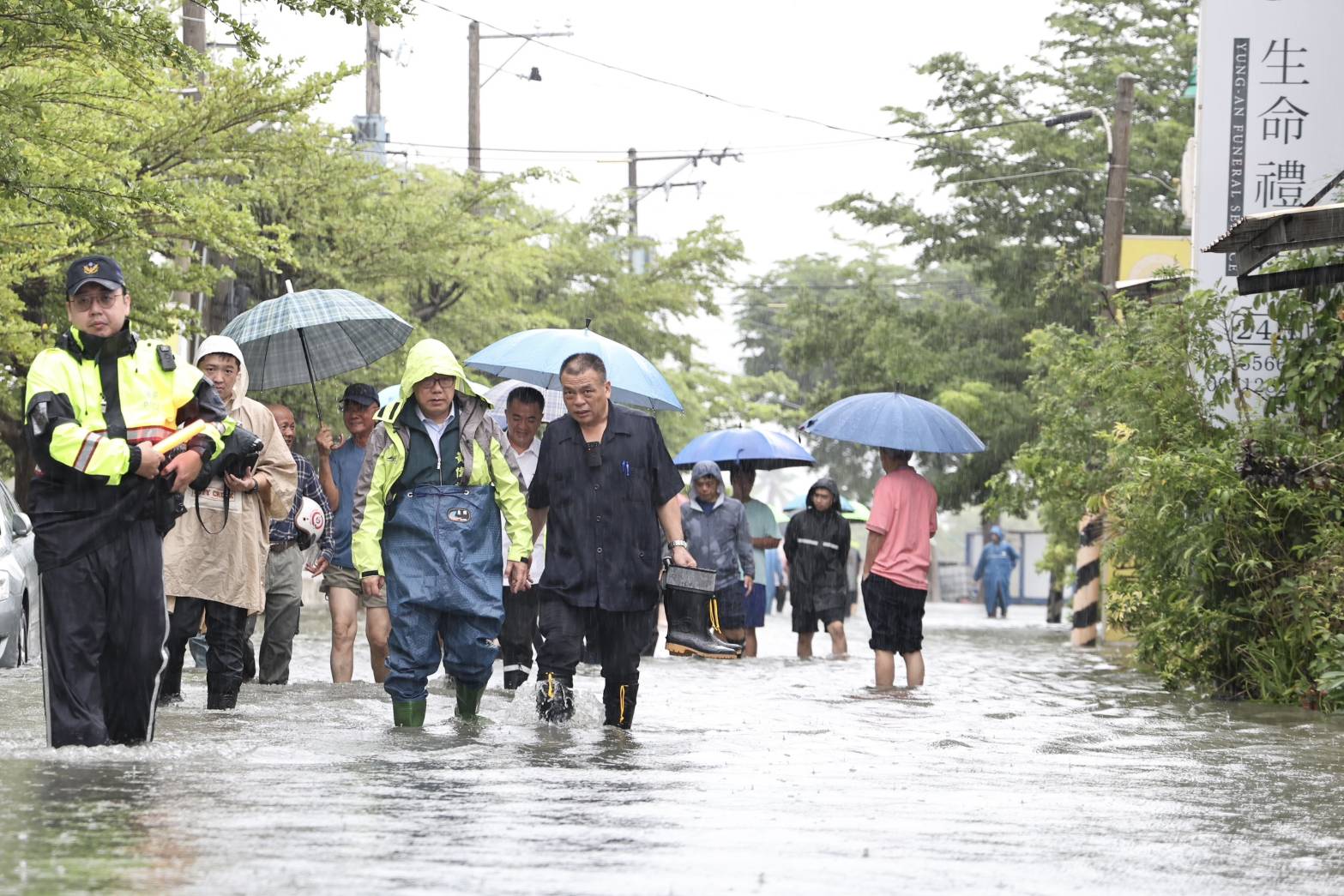 安南區北安路與培安路口周邊積水封閉    黃偉哲涉水視察
