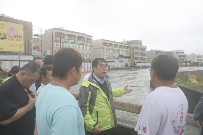 安南區北安路與培安路口周邊積水封閉 黃偉哲涉水視察