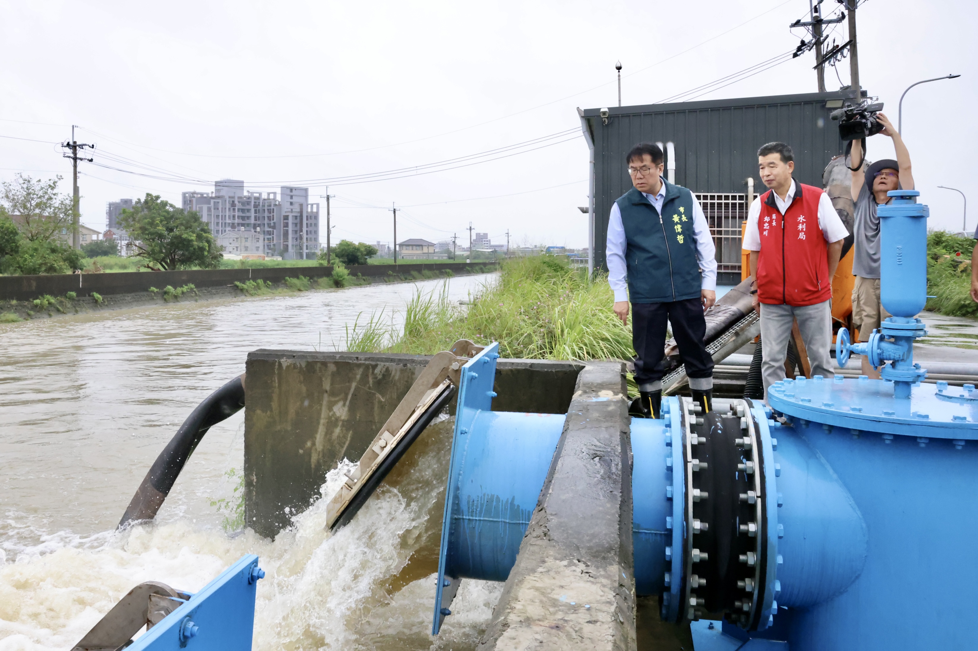 黃偉哲視察安定下洲子抽水站 今晨已逐步退水