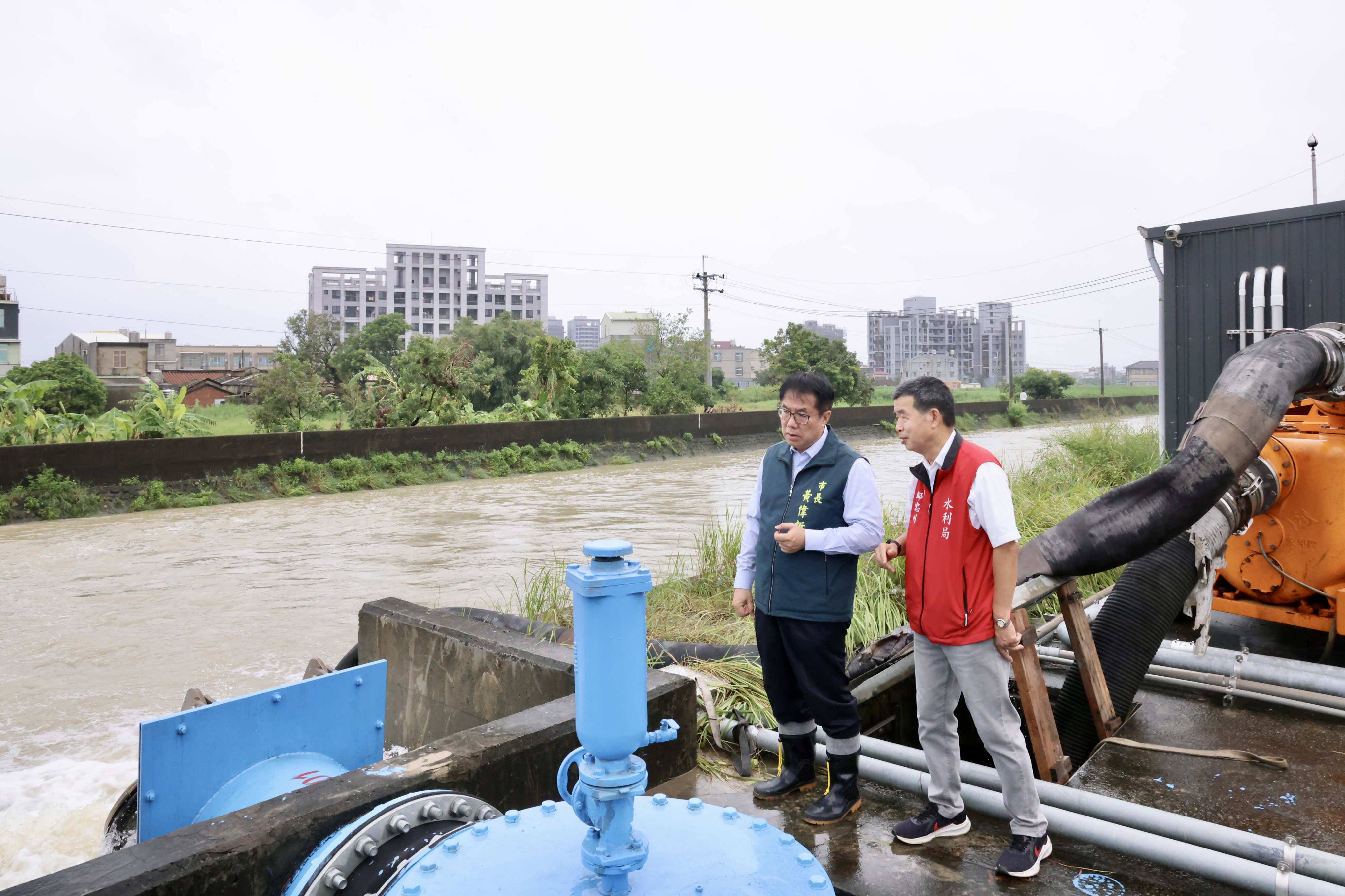 黃偉哲視察安定下洲子抽水站 今晨已逐步退水