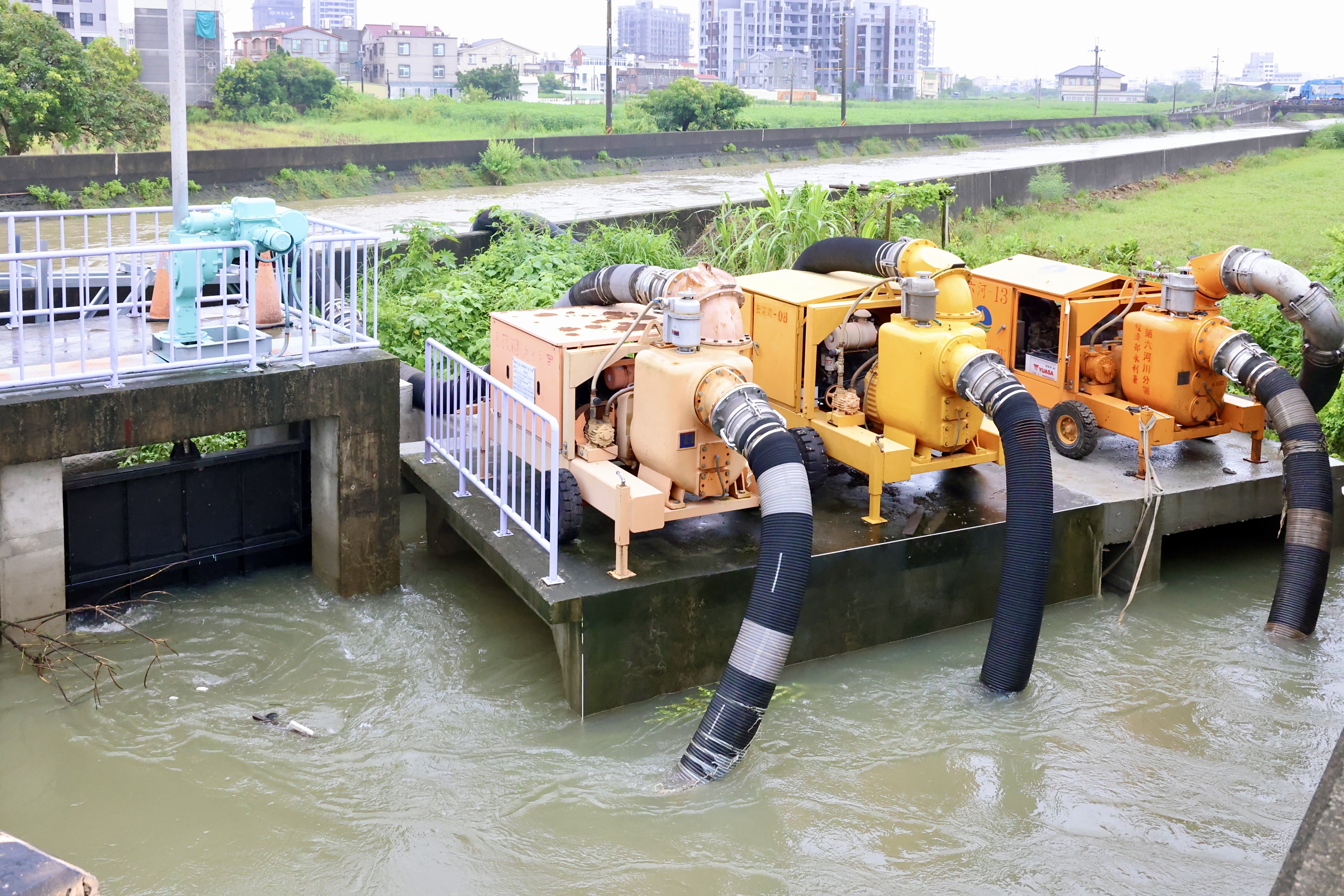 黃偉哲視察安定下洲子抽水站 今晨已逐步退水