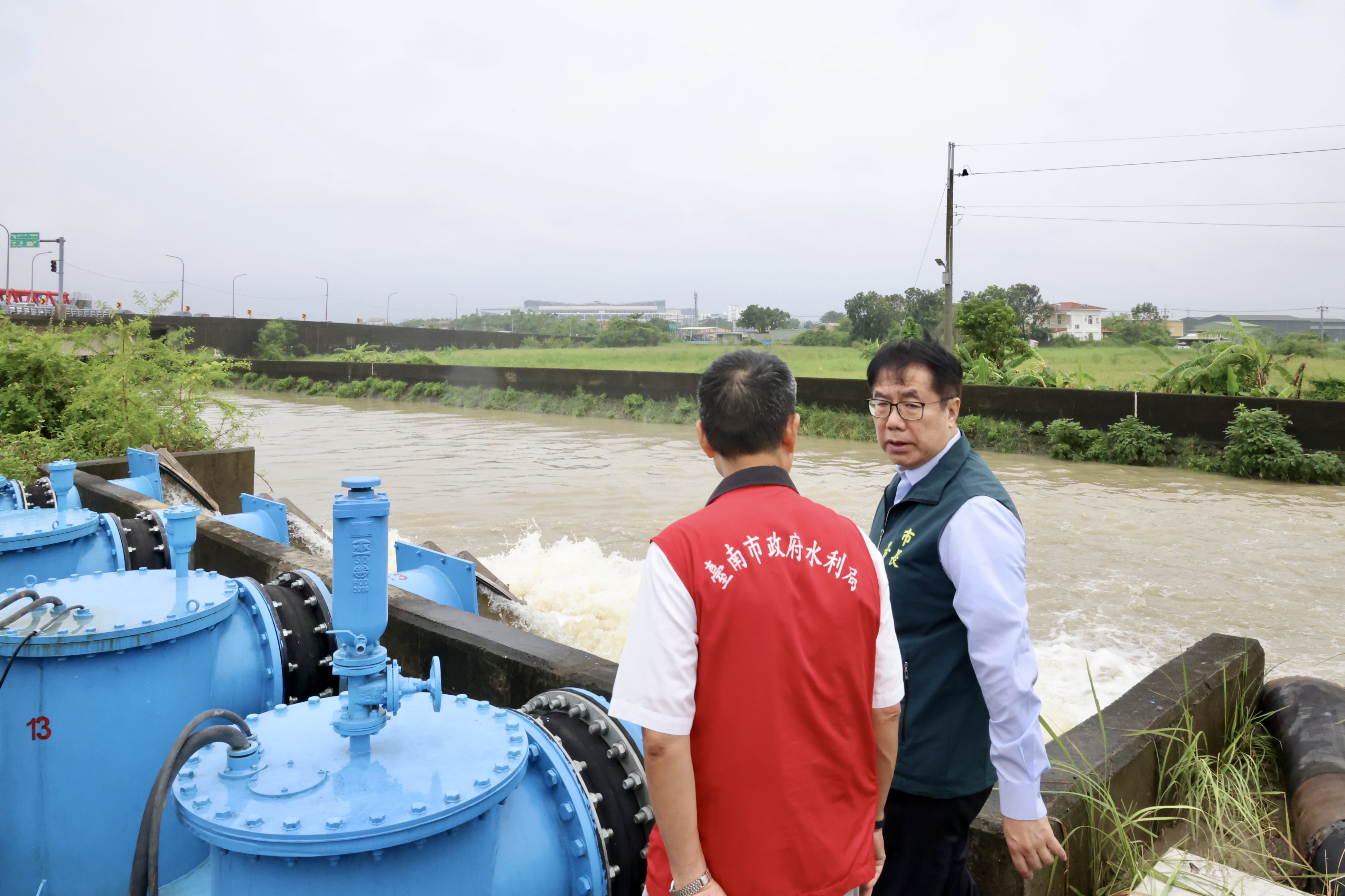 黃偉哲視察安定下洲子抽水站 今晨已逐步退水