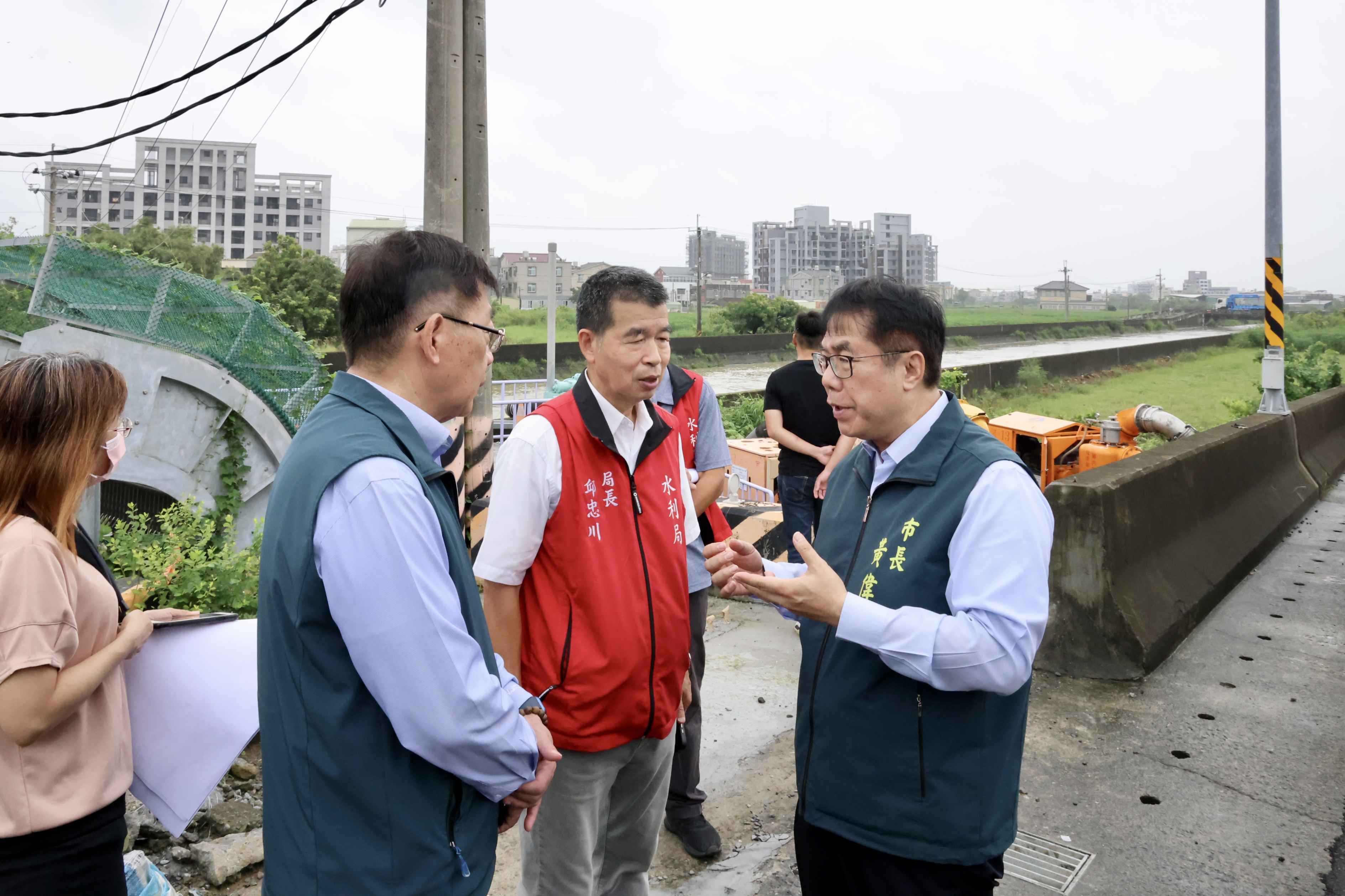 黃偉哲視察安定下洲子抽水站 今晨已逐步退水