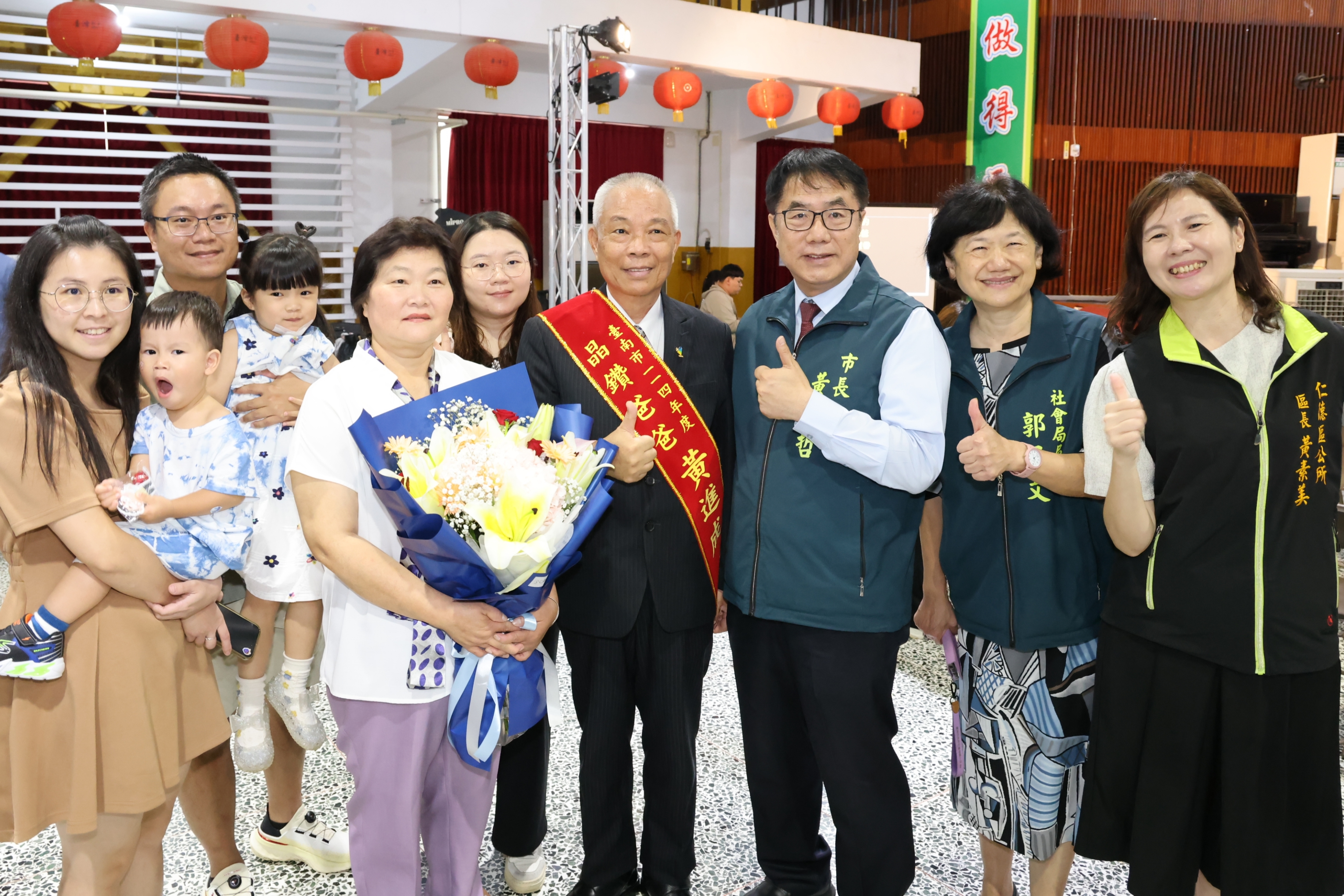 黃偉哲表揚52位偉大爸爸  祝福爸爸們父親節快樂