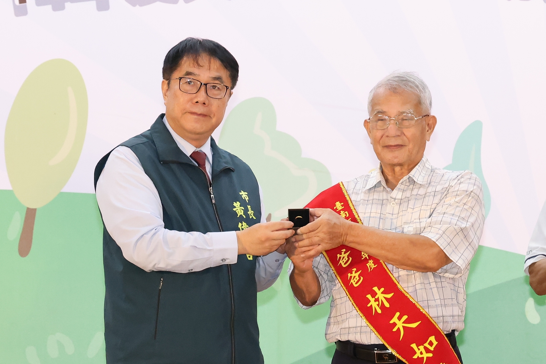 黃偉哲表揚52位偉大爸爸  祝福爸爸們父親節快樂