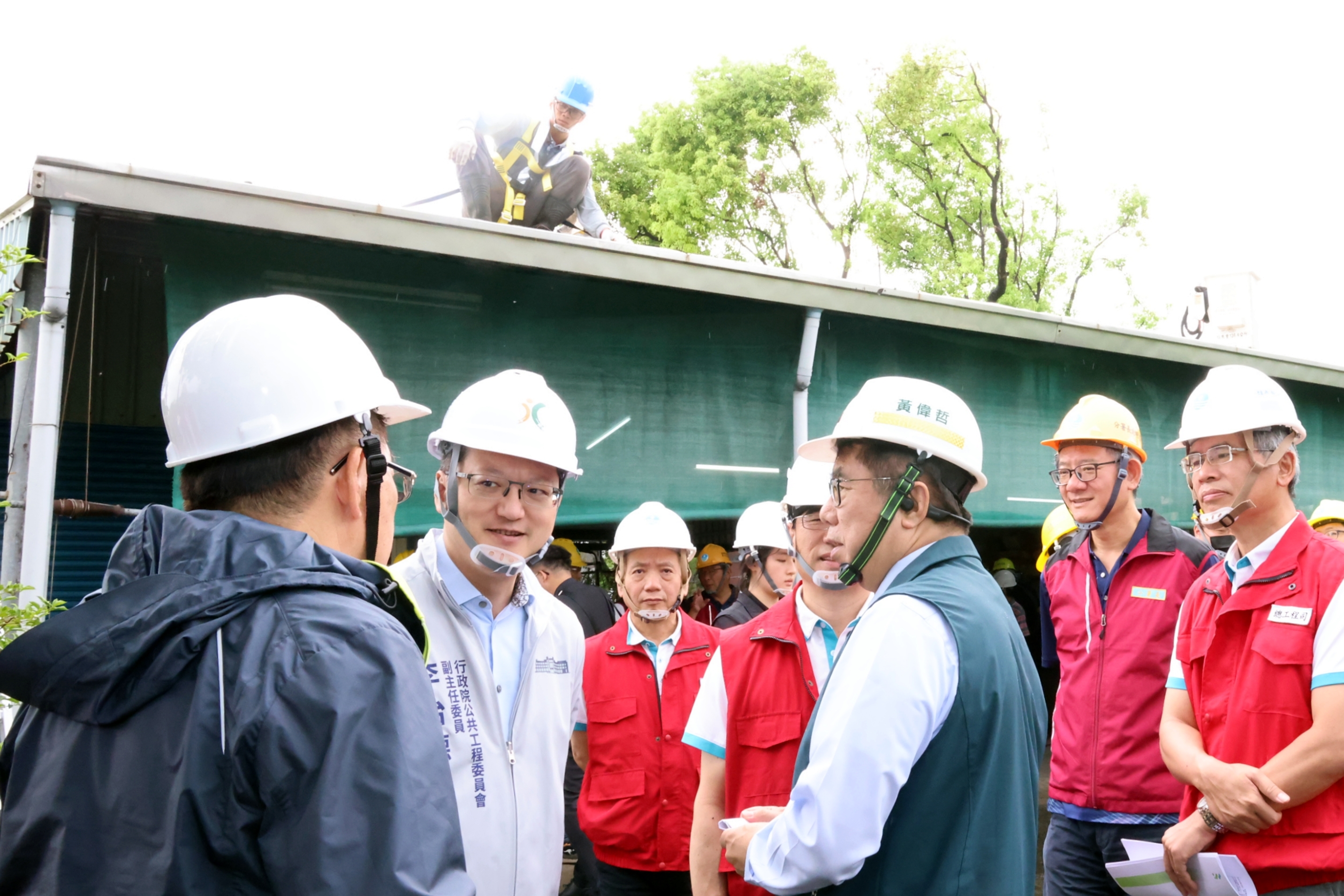  陪同行政院長卓榮泰視察柳營修繕民宅進度 黃偉哲:已盤點閒置校舍作為災民緊急收容處所