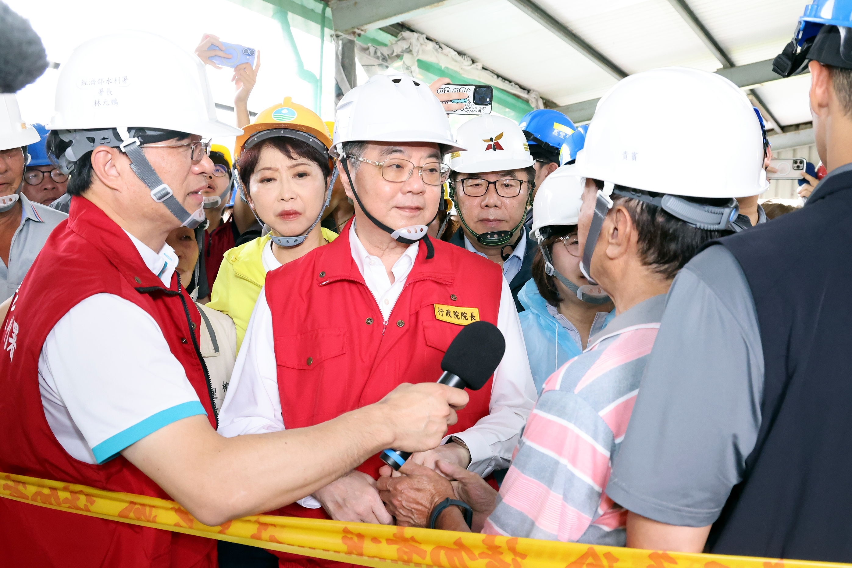  陪同行政院長卓榮泰視察柳營修繕民宅進度 黃偉哲:已盤點閒置校舍作為災民緊急收容處所