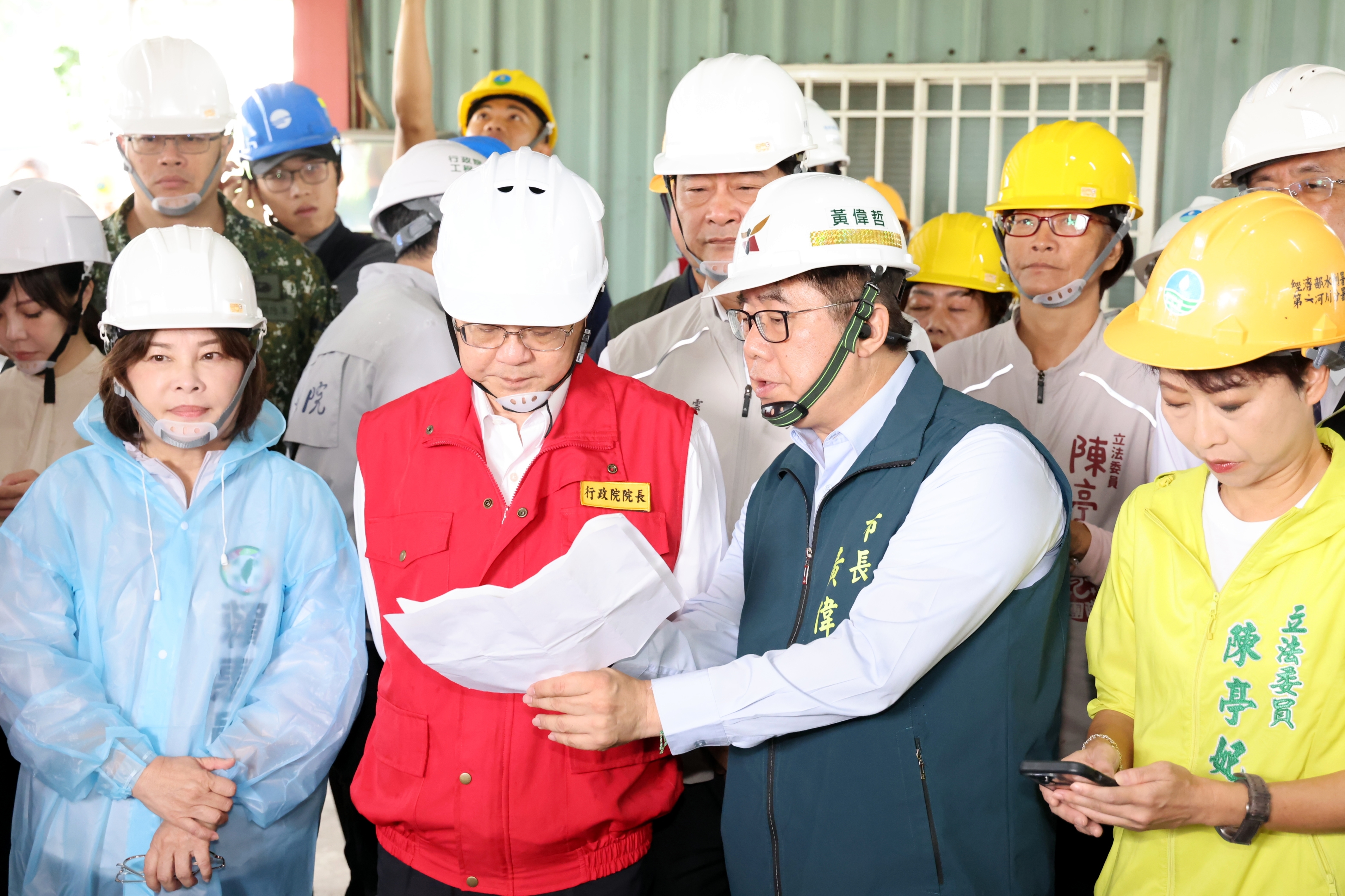  陪同行政院長卓榮泰視察柳營修繕民宅進度 黃偉哲:已盤點閒置校舍作為災民緊急收容處所