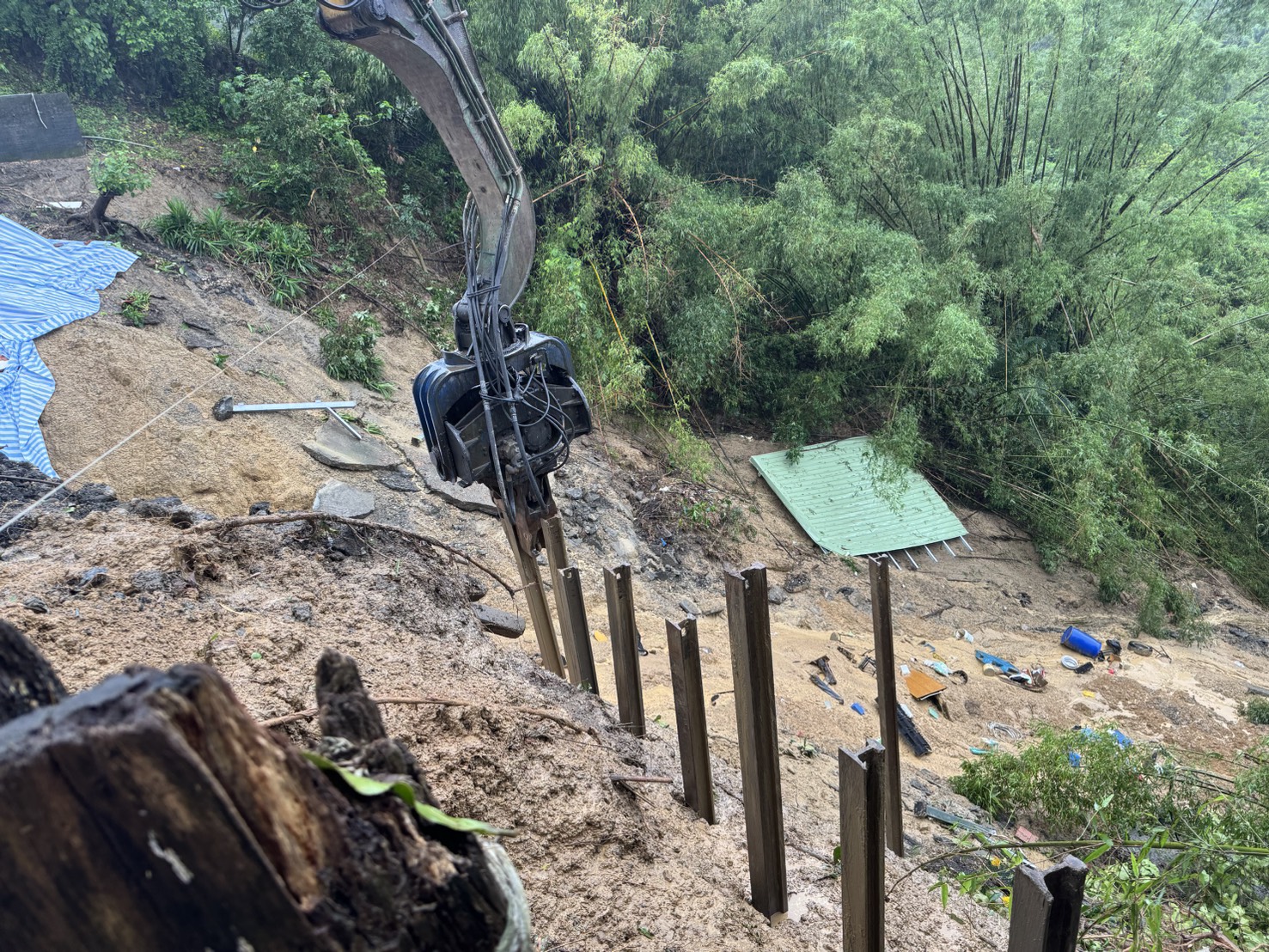 柳營山坡地滑動民宅受損 ，南市府撤離安置一戶8口 