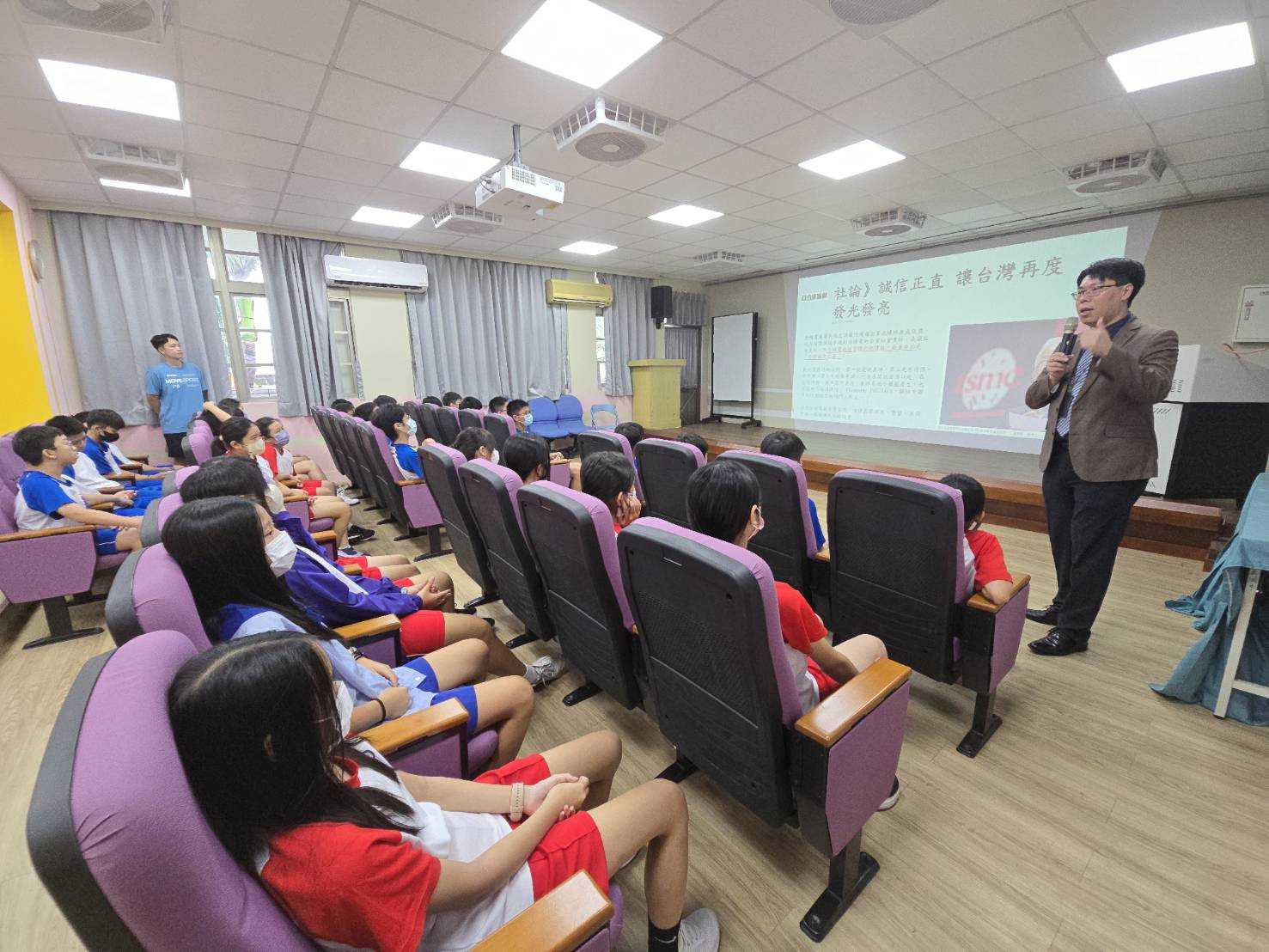 南市教育局結合永康國中展開法律探索之旅！地檢署主任檢察官化身行動公民課本超有梗