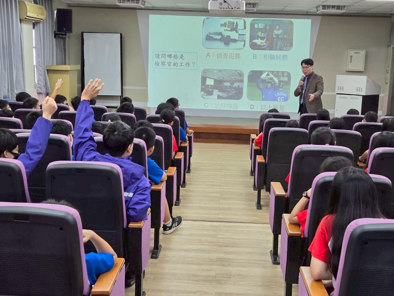 南市教育局結合永康國中展開法律探索之旅！地檢署主任檢察官化身行動公民課本超有梗