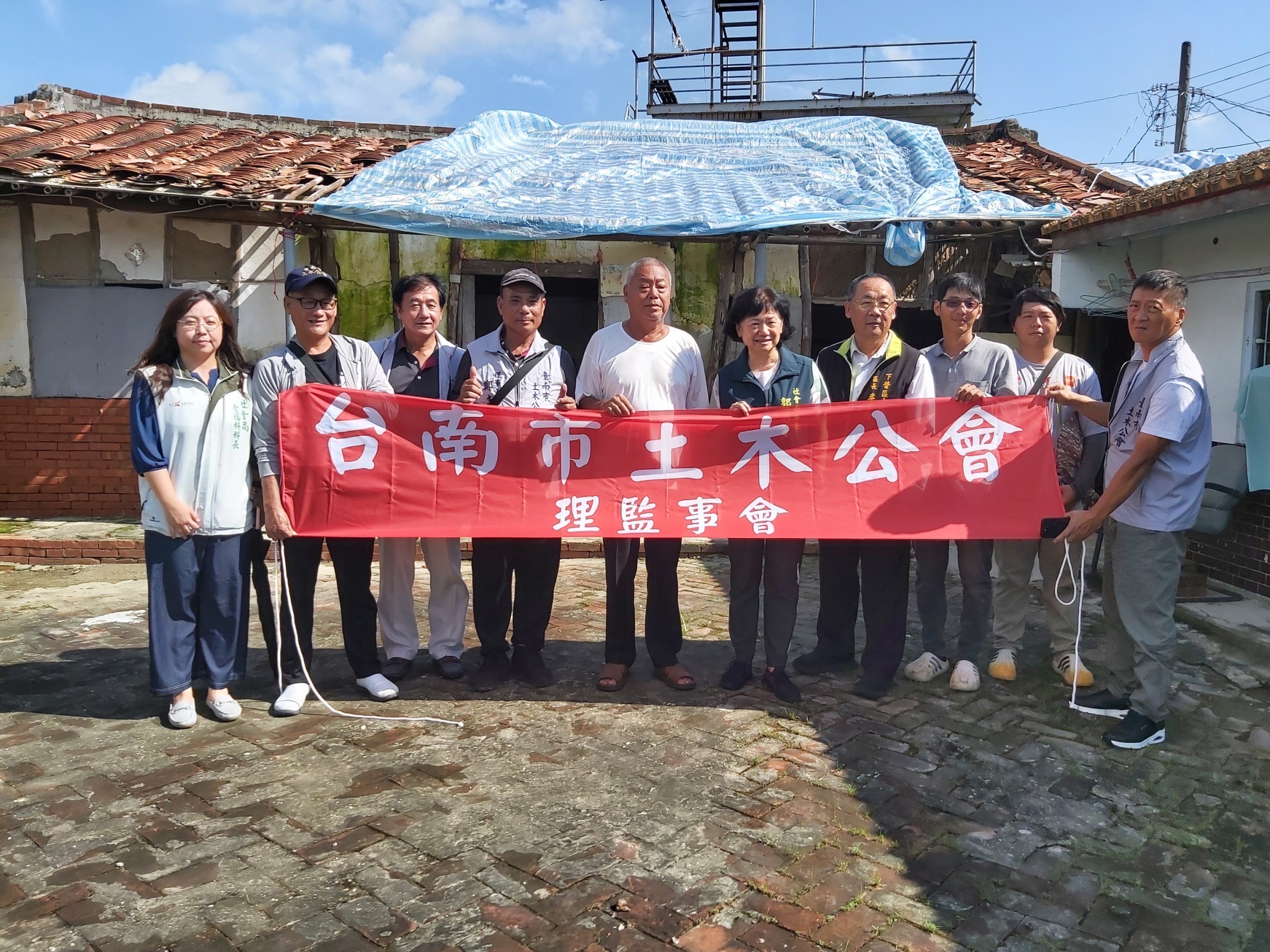 市府積極媒合台南市土木包工商業同業公會修繕弱勢獨居長者屋頂 協助民眾早日恢復家園