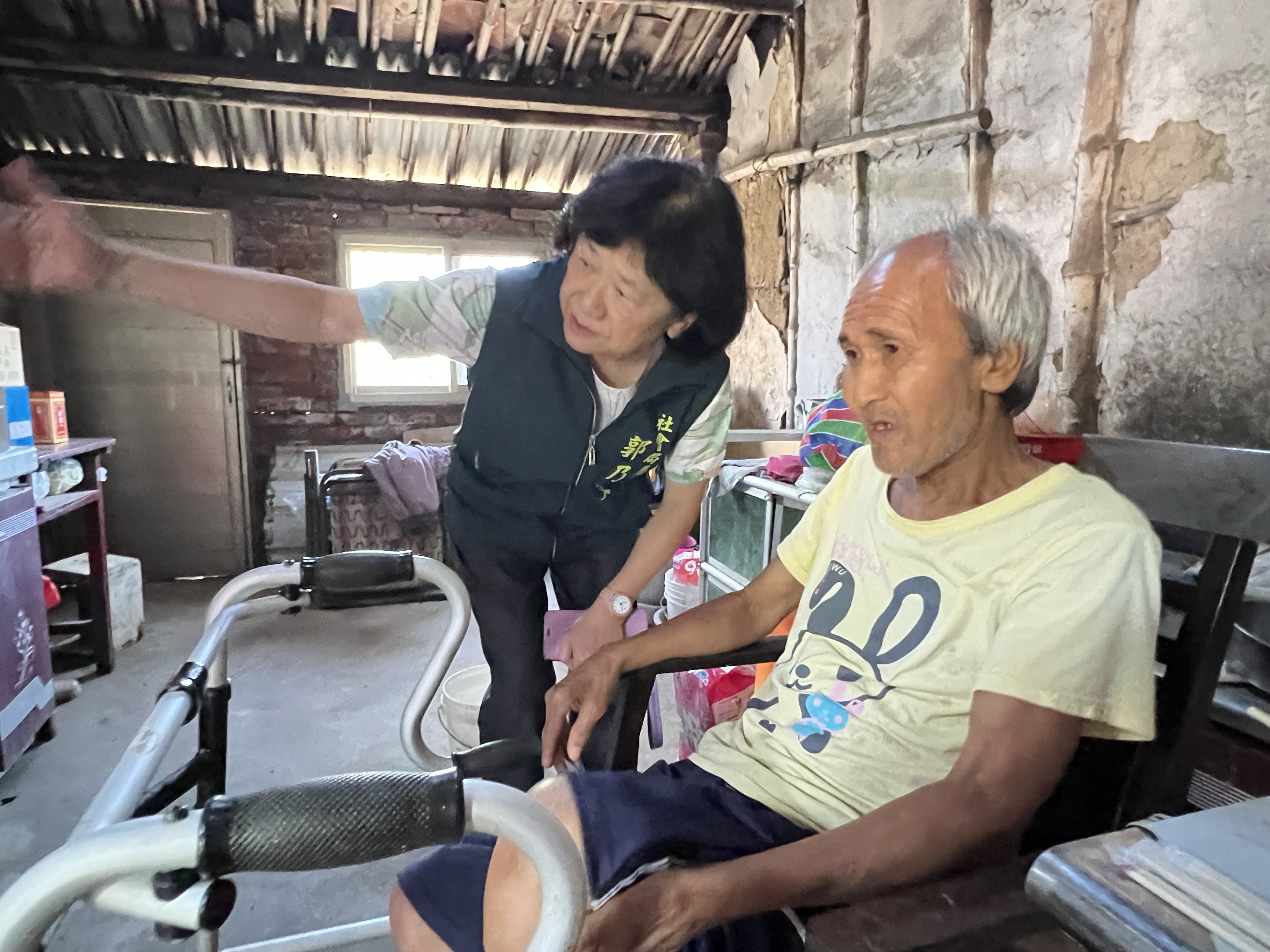 市府積極媒合台南市土木包工商業同業公會修繕弱勢獨居長者屋頂 協助民眾早日恢復家園