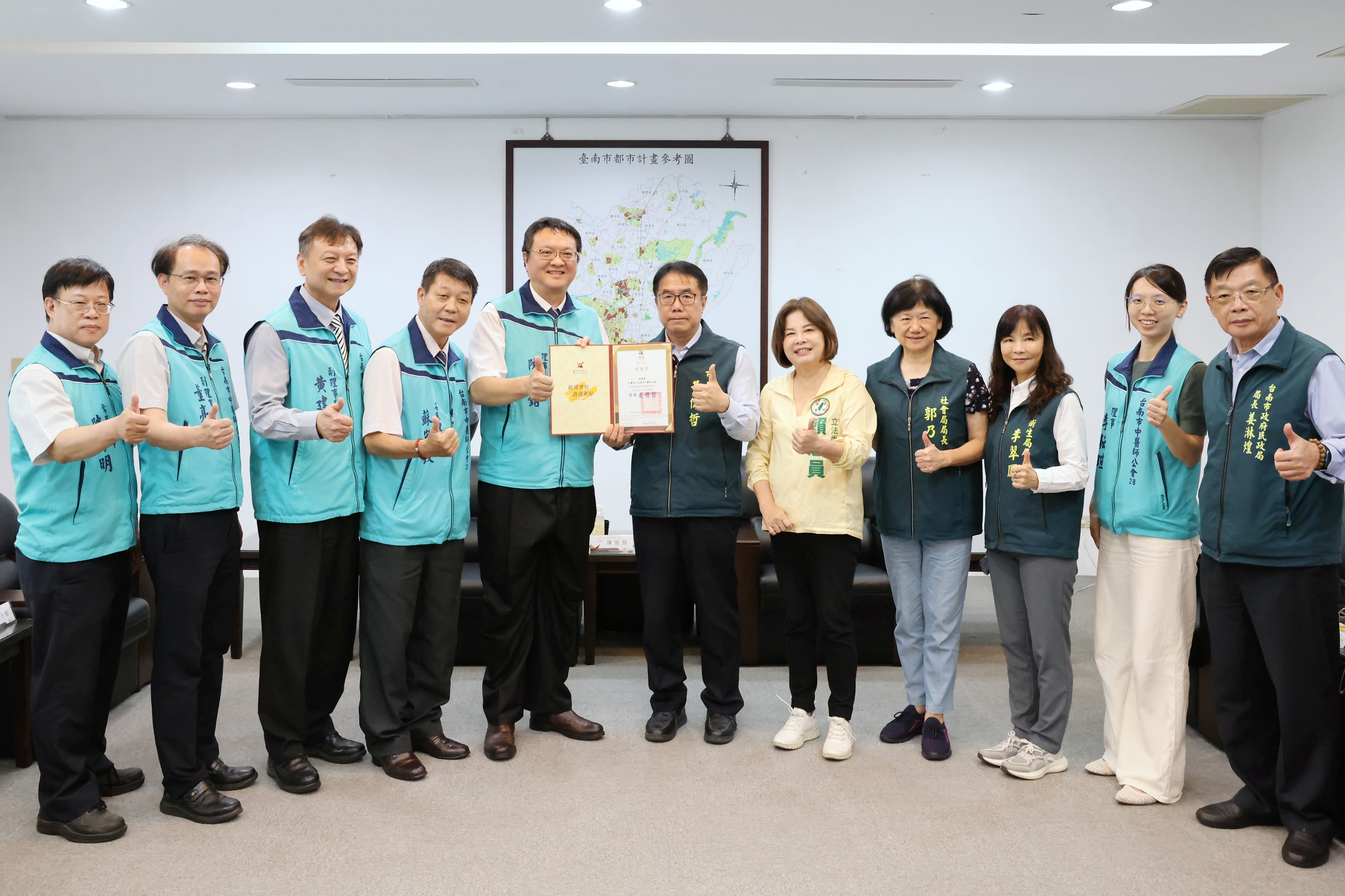 台南市中醫師公會捐款助風災後重建 黃偉哲頒贈感謝狀