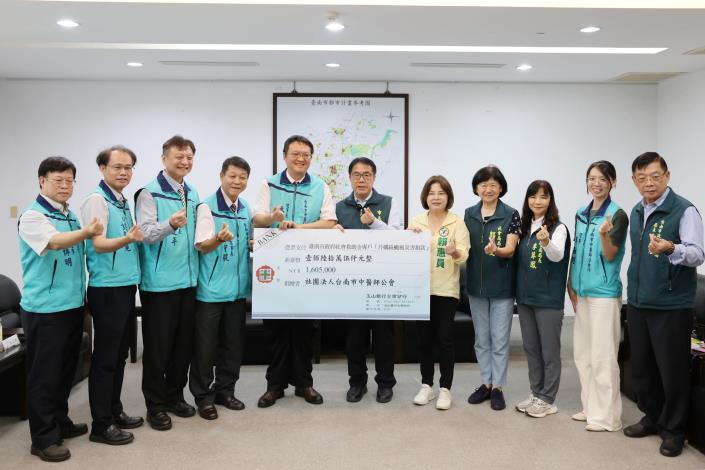 台南市中醫師公會捐款助風災後重建 黃偉哲頒贈感謝狀