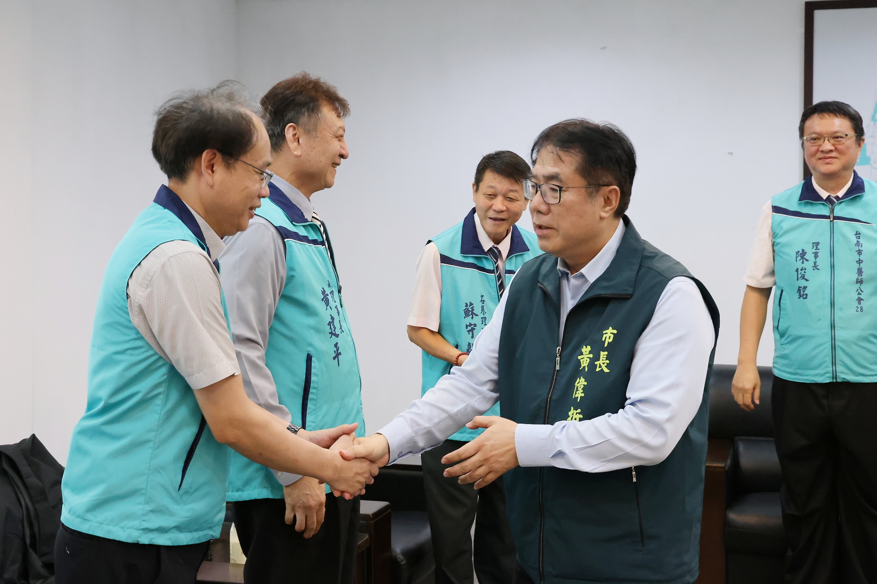 台南市中醫師公會捐款助風災後重建 黃偉哲頒贈感謝狀