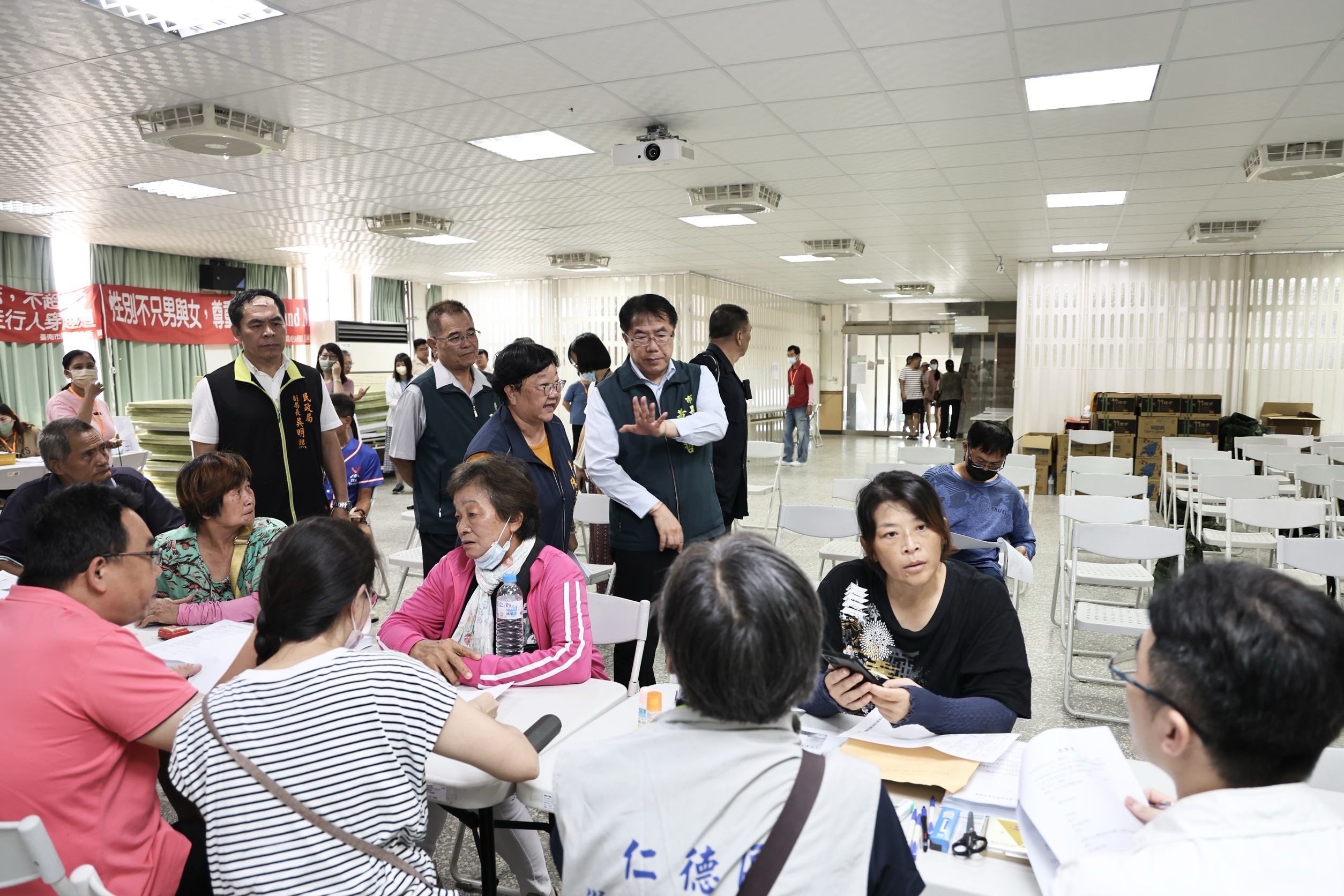 黃偉哲感謝受災戶投入臨工成為重建家園及登革熱防治得力助手