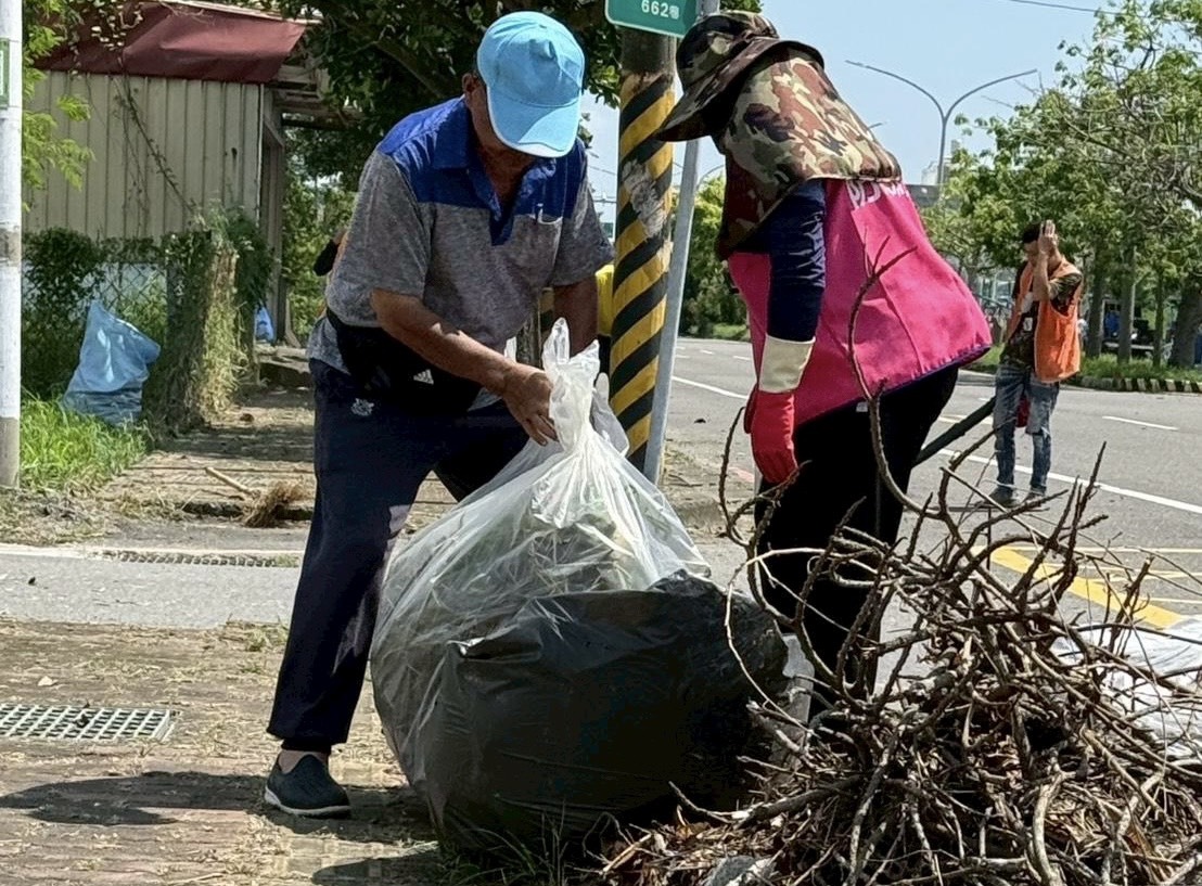 黃偉哲感謝受災戶投入臨工成為重建家園及登革熱防治得力助手