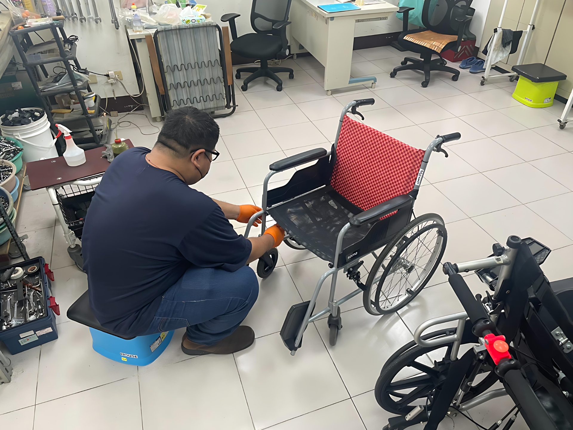 災區輔具服務暖心接力 黃偉哲：自8月14日起連辦9場輔具巡迴清潔消毒服務助民眾生活復原