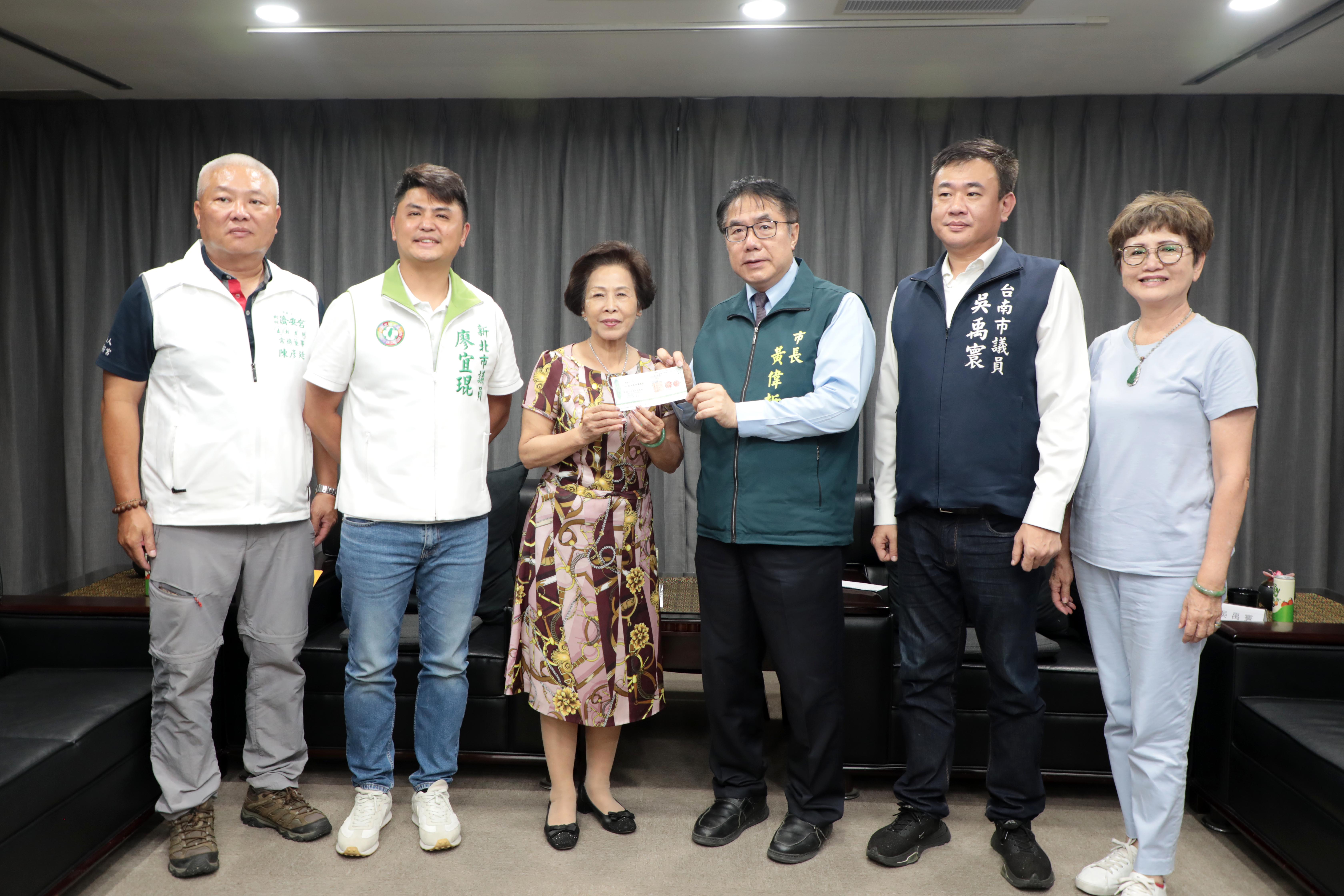 黃偉哲感謝新北市樹林濟安宮捐款200萬 助台南風災災後重建