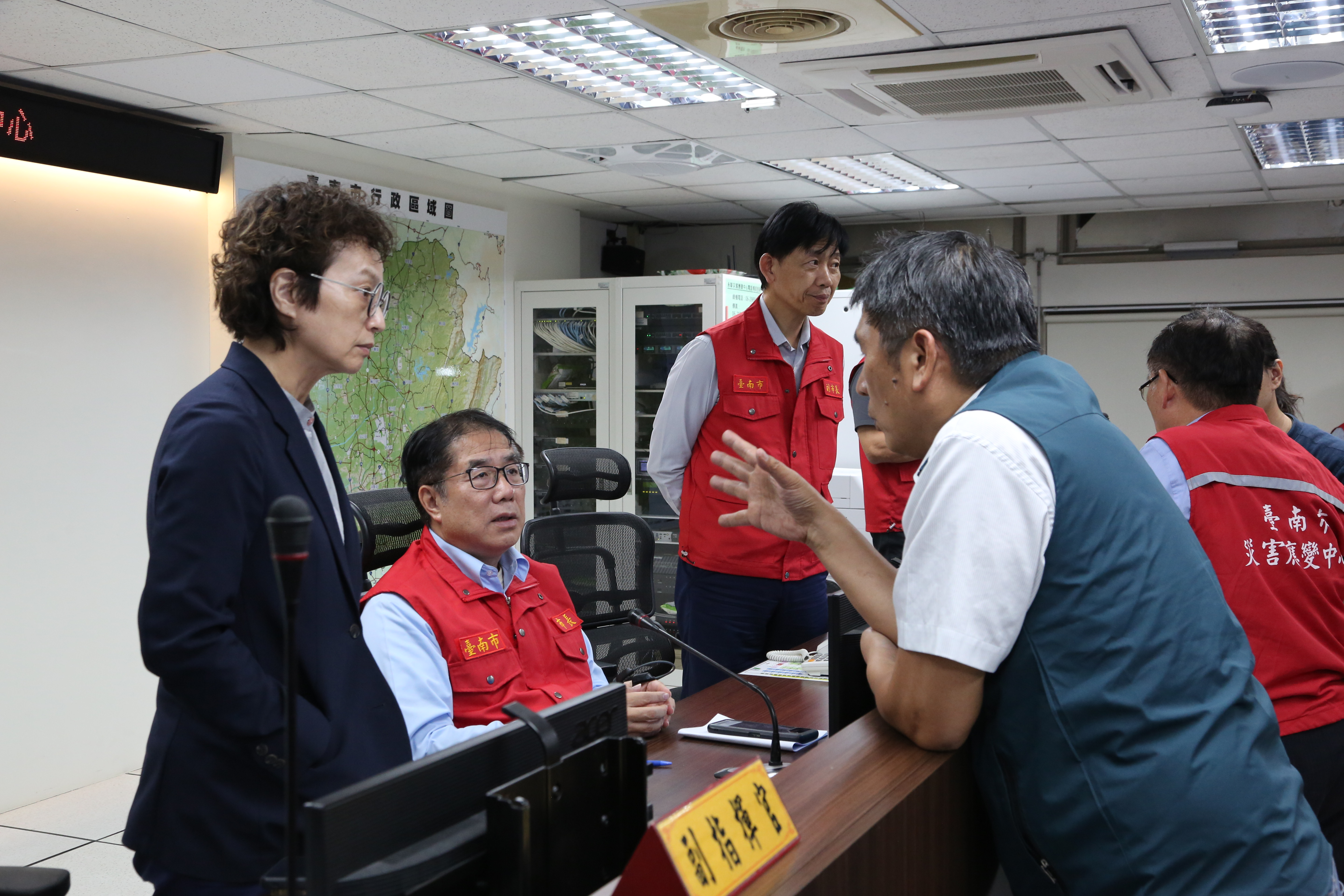 黃偉哲與行政院長卓榮泰視訊討論楊柳颱風因應對策 視察六塊寮抽水機整備狀況